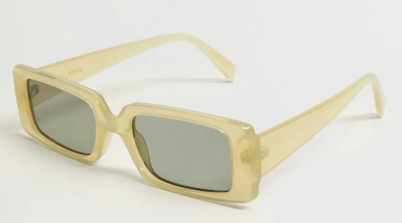 Solglasögon i rektangulär modell. Plastbågar i ljusgult. Solglasögon från Mango.