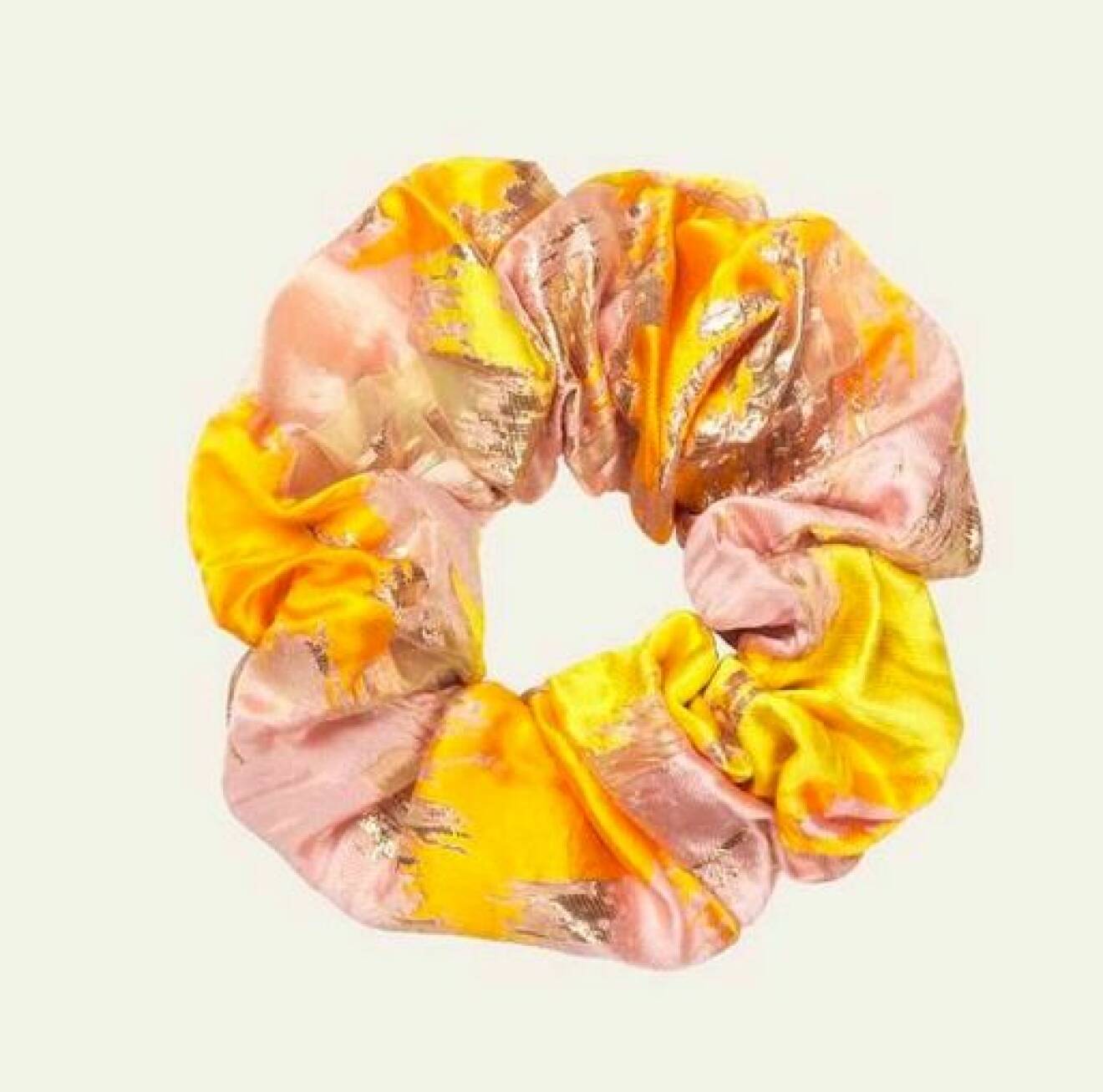 Scrunchie hårband i guld, orange och ljusrosa. Hårband från Stine Goya.