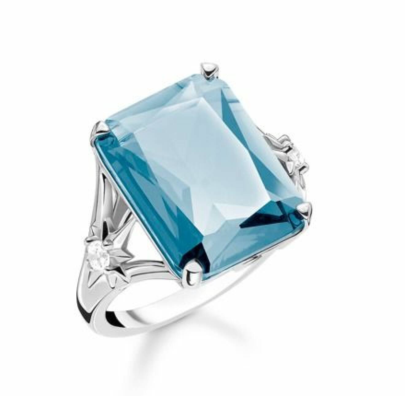 Ring i silver med en stor, fyrkantig blå sten.stjärnor i sidan med en vit rund sten på. Oversizad ring från Thomas Sabo.