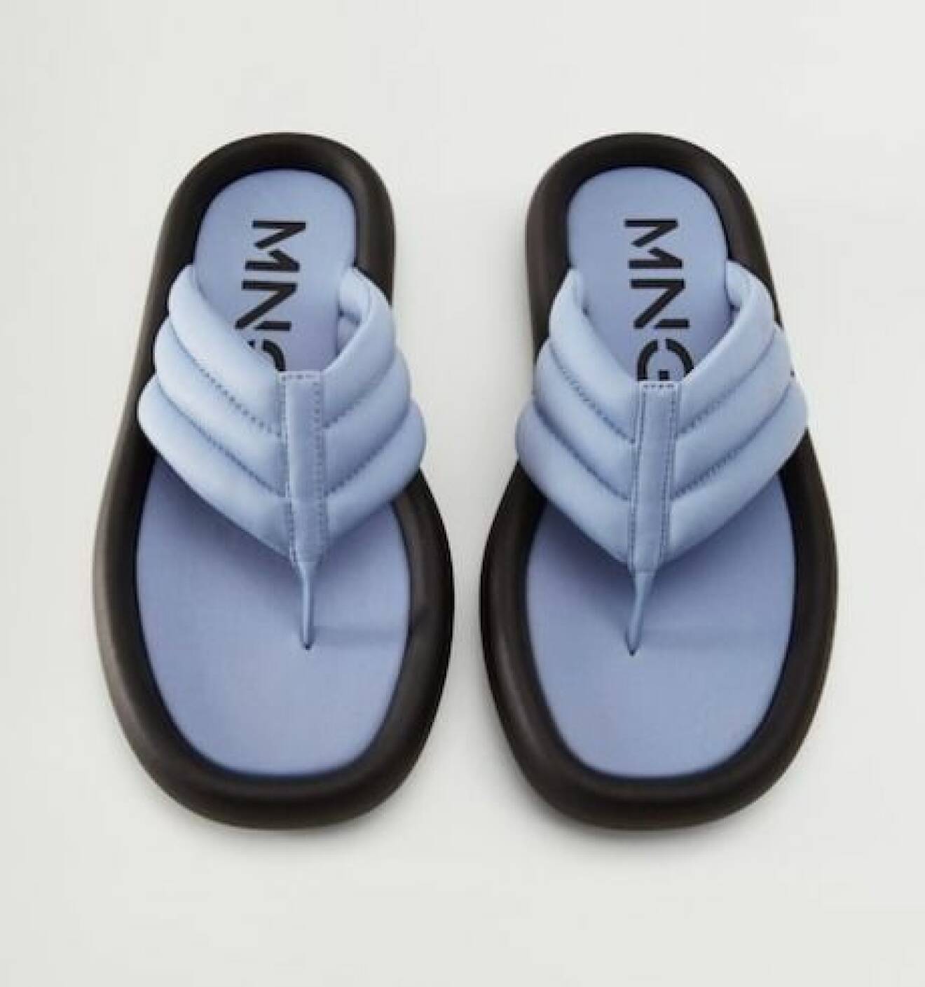 Ljusblå sandaler i flip-flop modell. Sandaler från Mango.