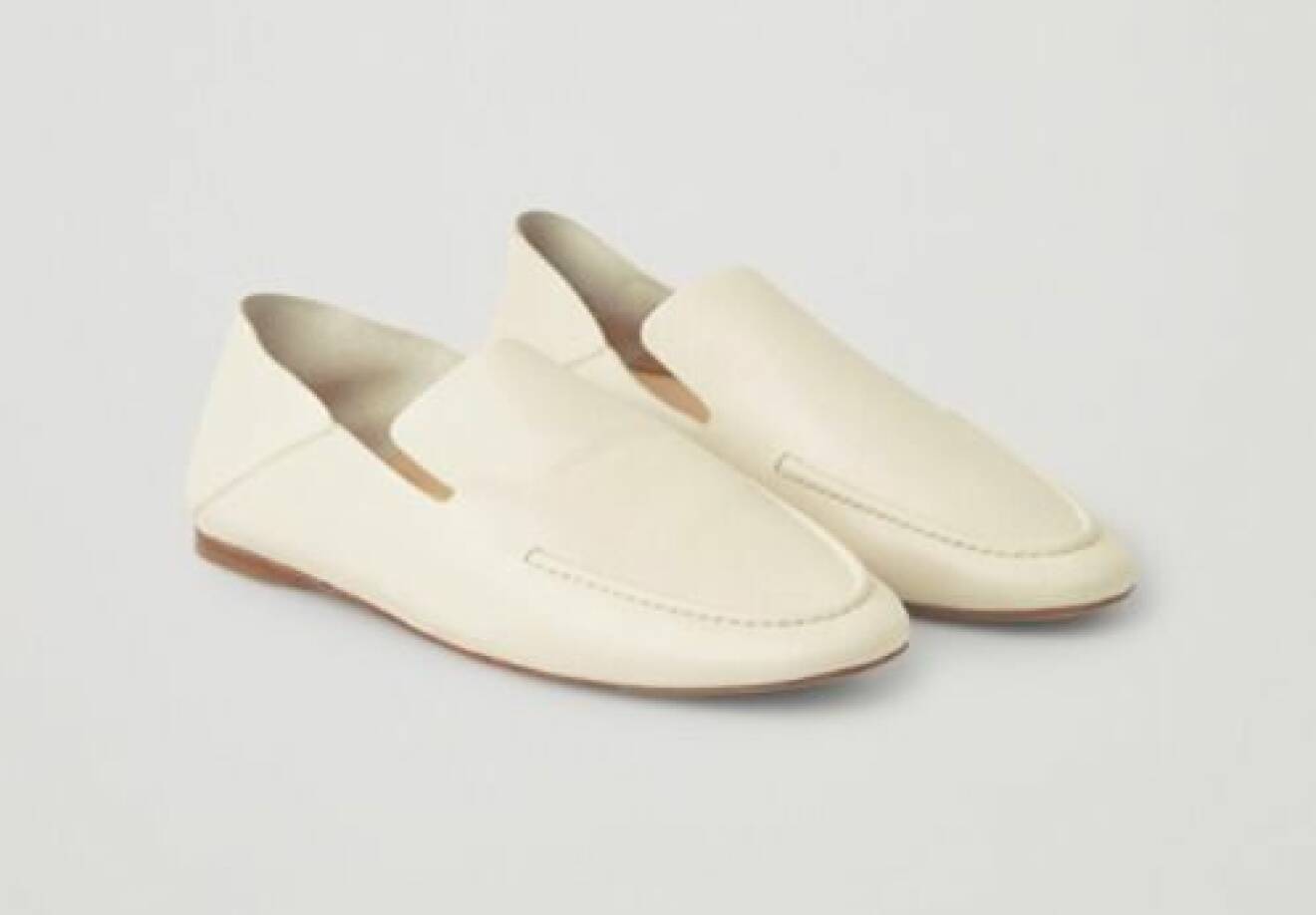 Naturvita, platta loafers i mjukt skinn. Går även att användas som slip-in skor om man viker ner kanten i bakre delen av skon. Loafers från Cos.