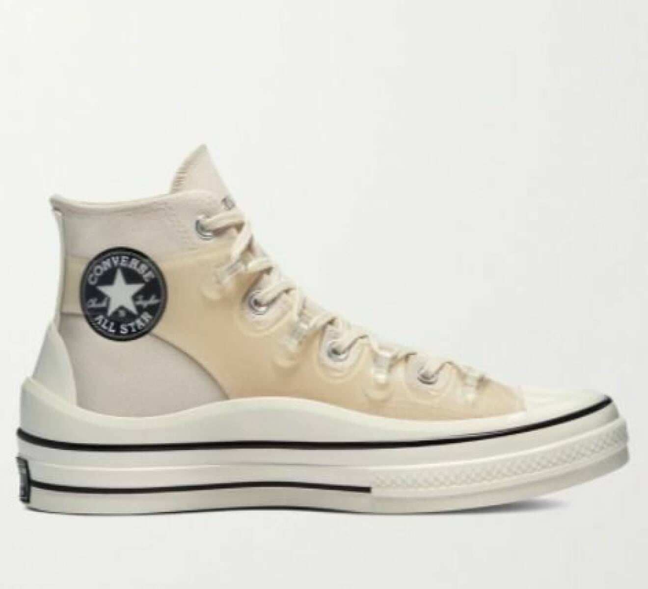 Beige / off-white sneakers i klassisk Converse-modell med chunky sula och transparenta detaljer. Sneakers från Converse.