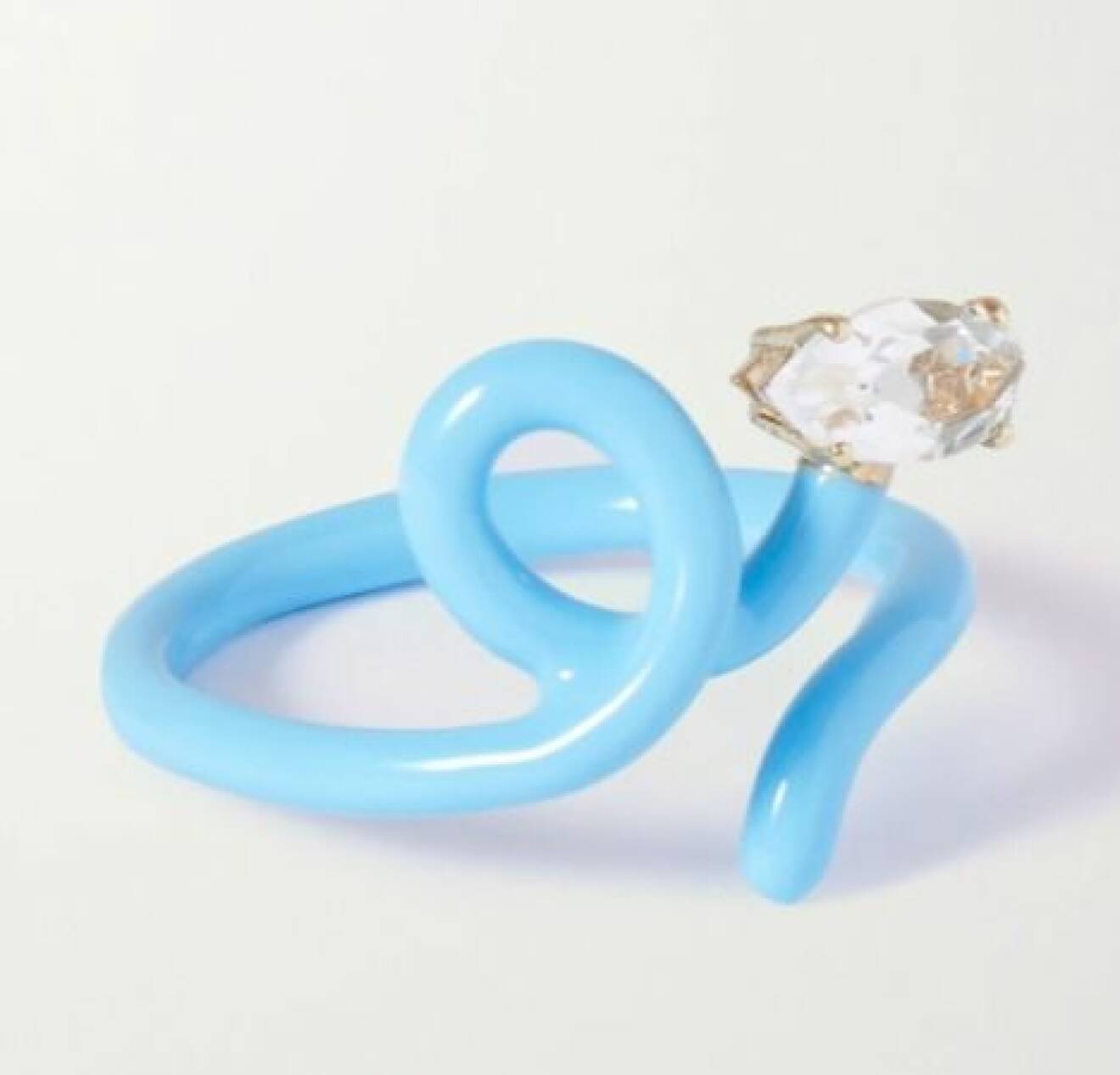 Ring i ljusblå plast i med vit sten framtill. Ring från Bea Bongiasca/Net-a-porter.