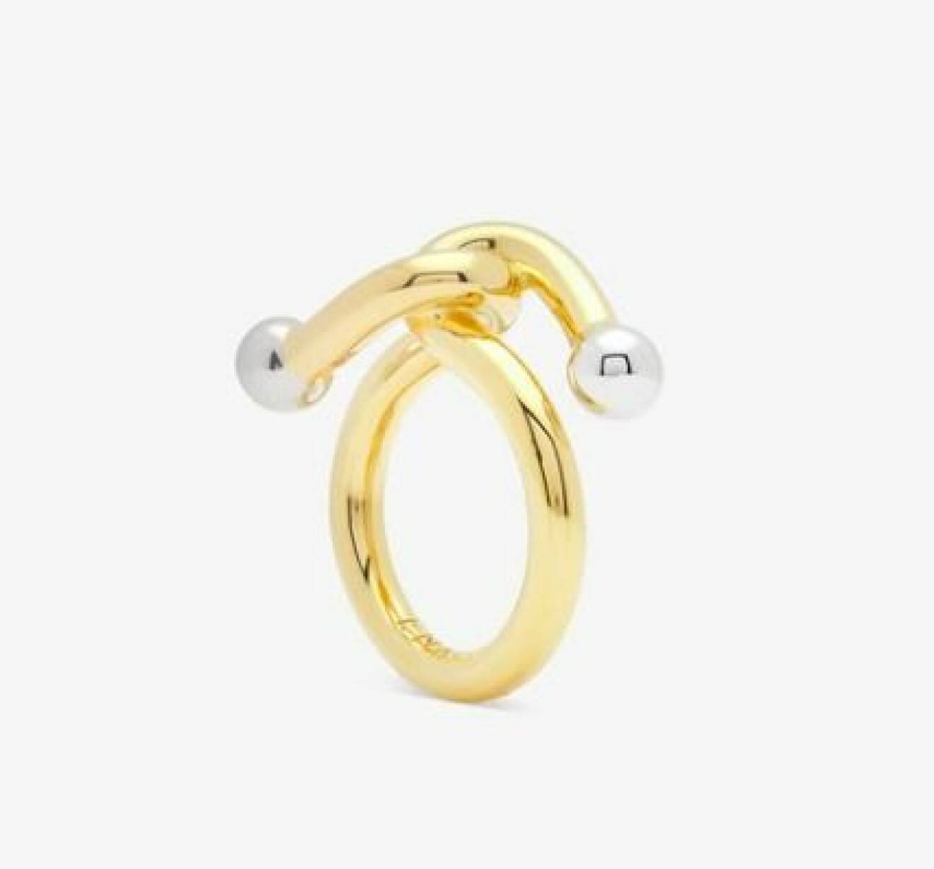 Guldfärgad ring som ser ut att vara ihopknuten, med silverfärgade kulor i ändarna. Ring från Ennui Atelier.