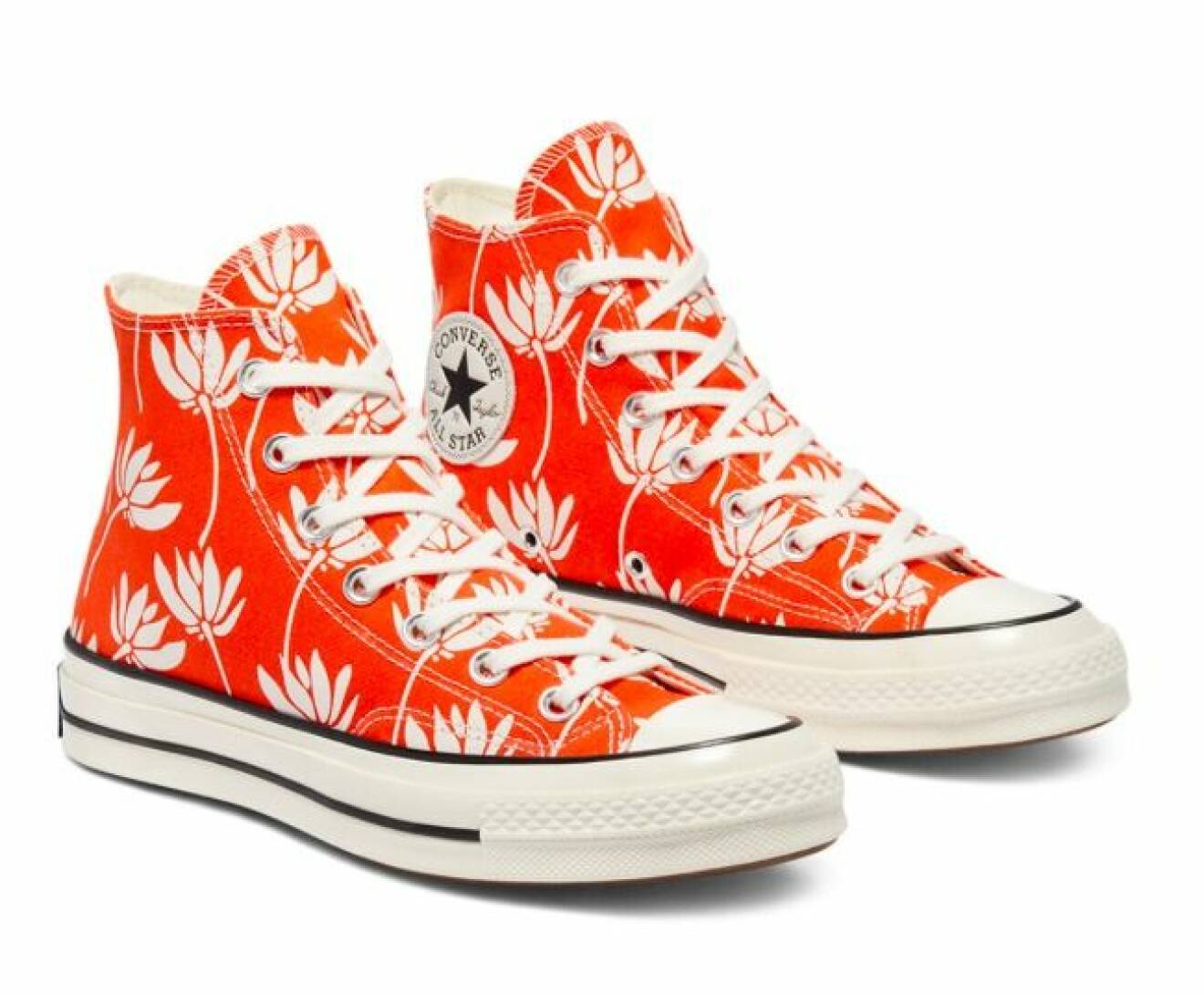 Mönstrade Converse med högt skaft i rött med vita blommor på. Sneakers från Converse.