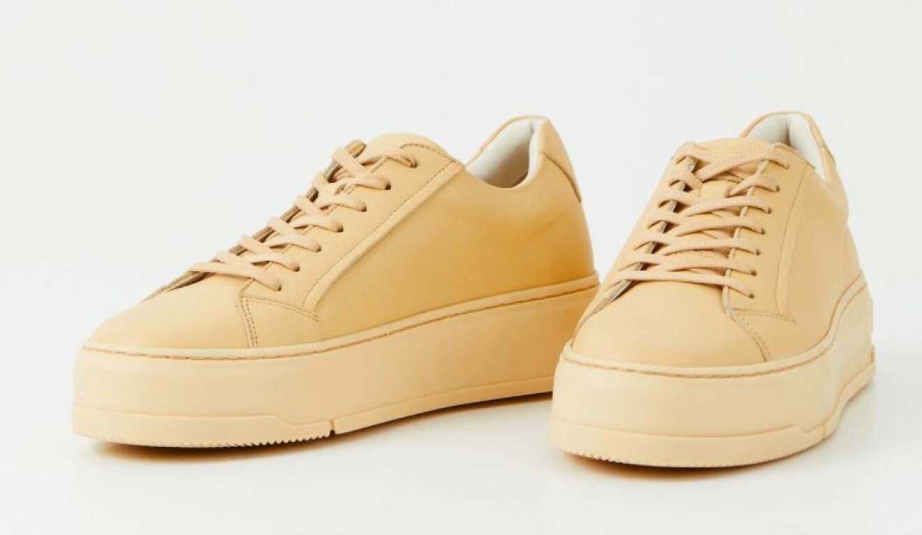 Ljusgula/beige sneakers i skinn med bred sula i samma färg. Sneakers från Vagabond.