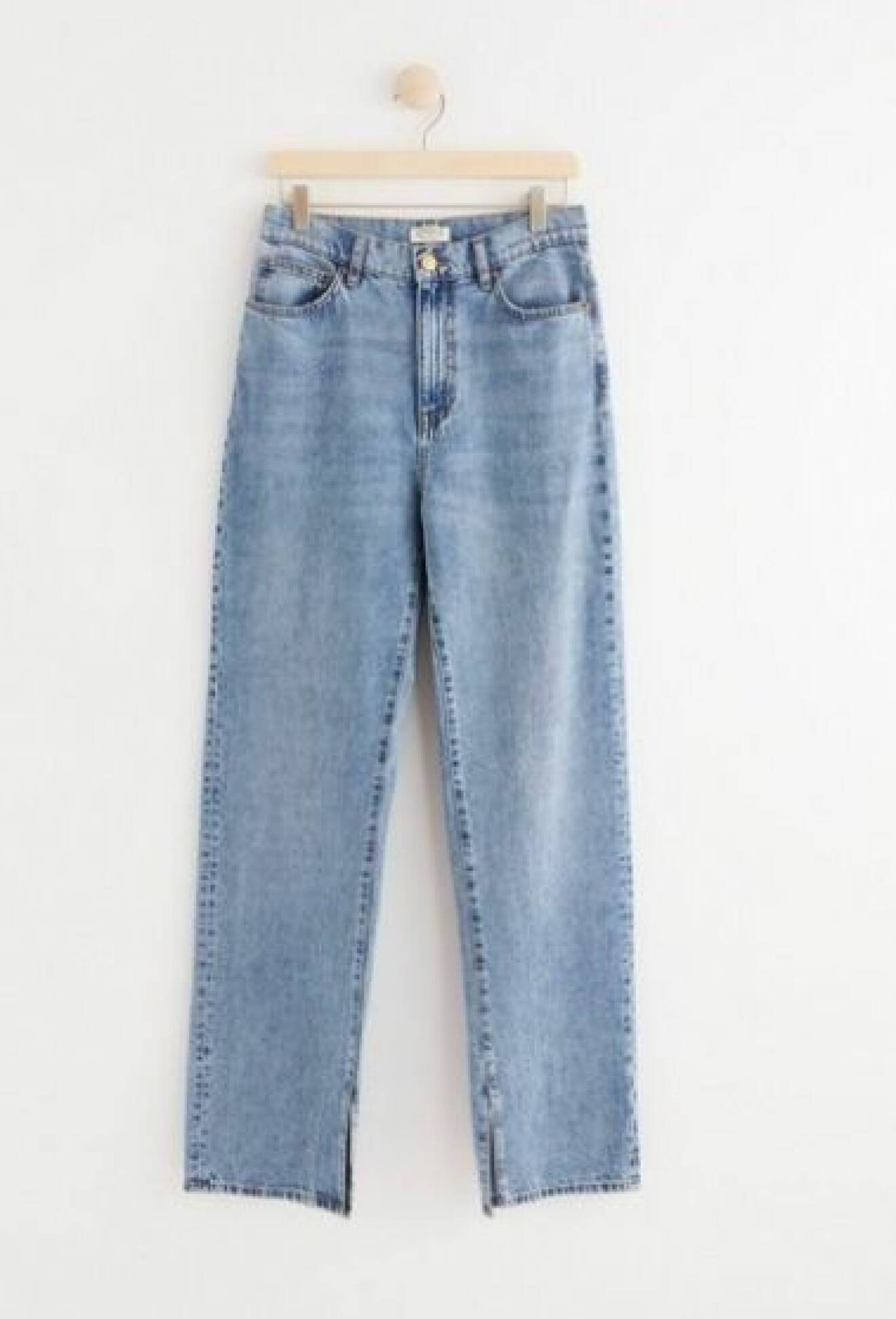 Ljusblå jeans, långa i rak modell med slits vid benslutet. Jeans från Lindex.