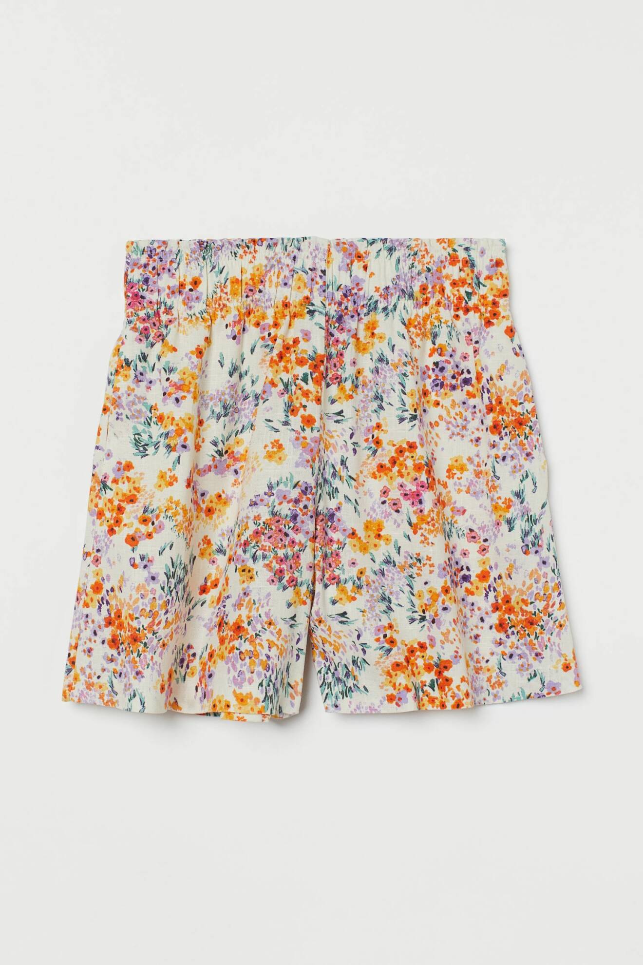 Shorts i vid modell med blommönster i pastellnyanser. Shorts från H&amp;M.