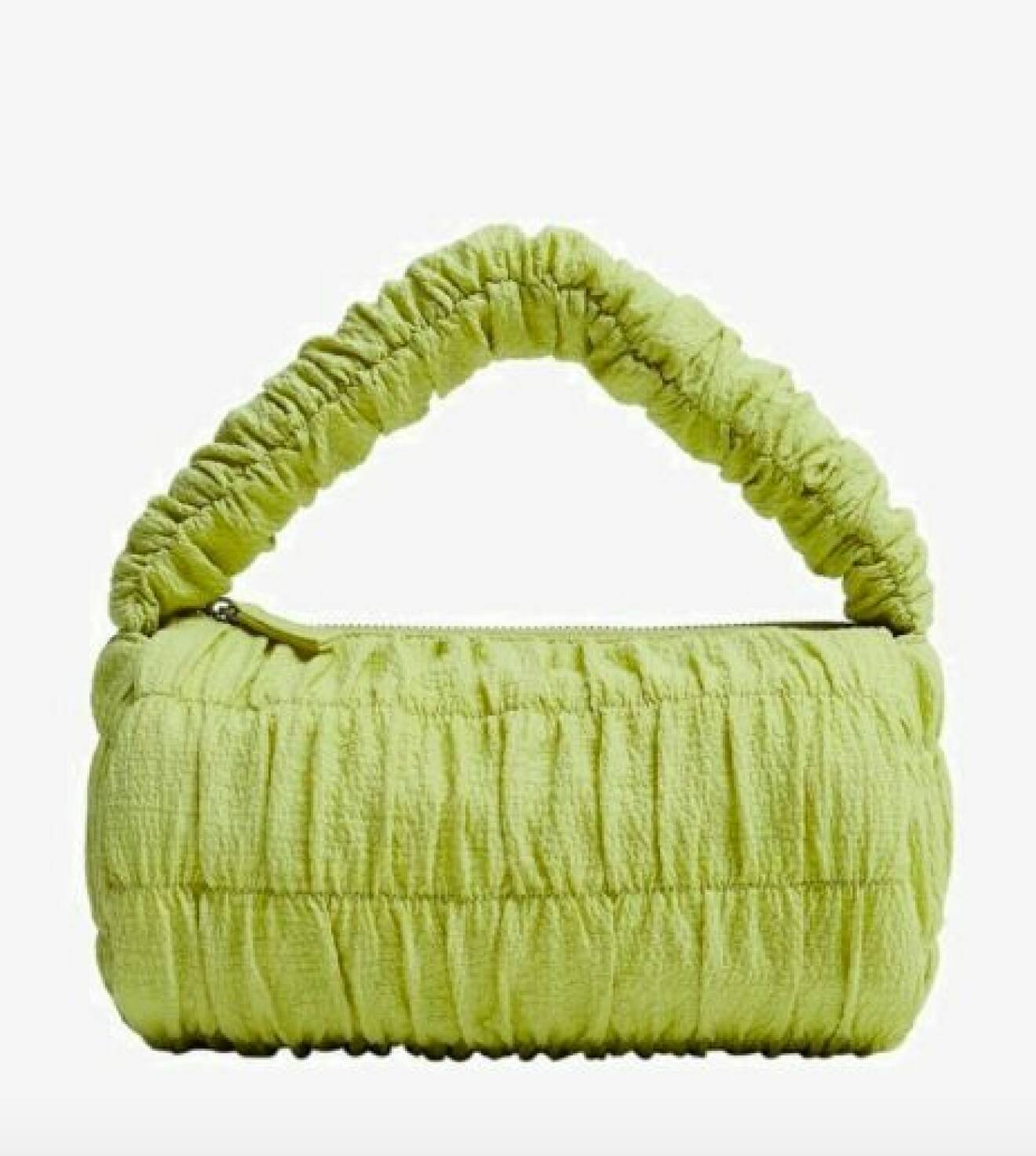 Ljusgrön axelremsväska med draperat tyg över både väskan och axelrem. Väska från Mango.