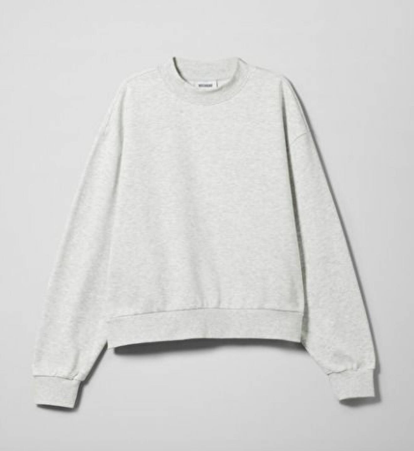 Ljusgrå sweatshirt med rund hals. Oversizad modell. Sweatshirt från Weekday.