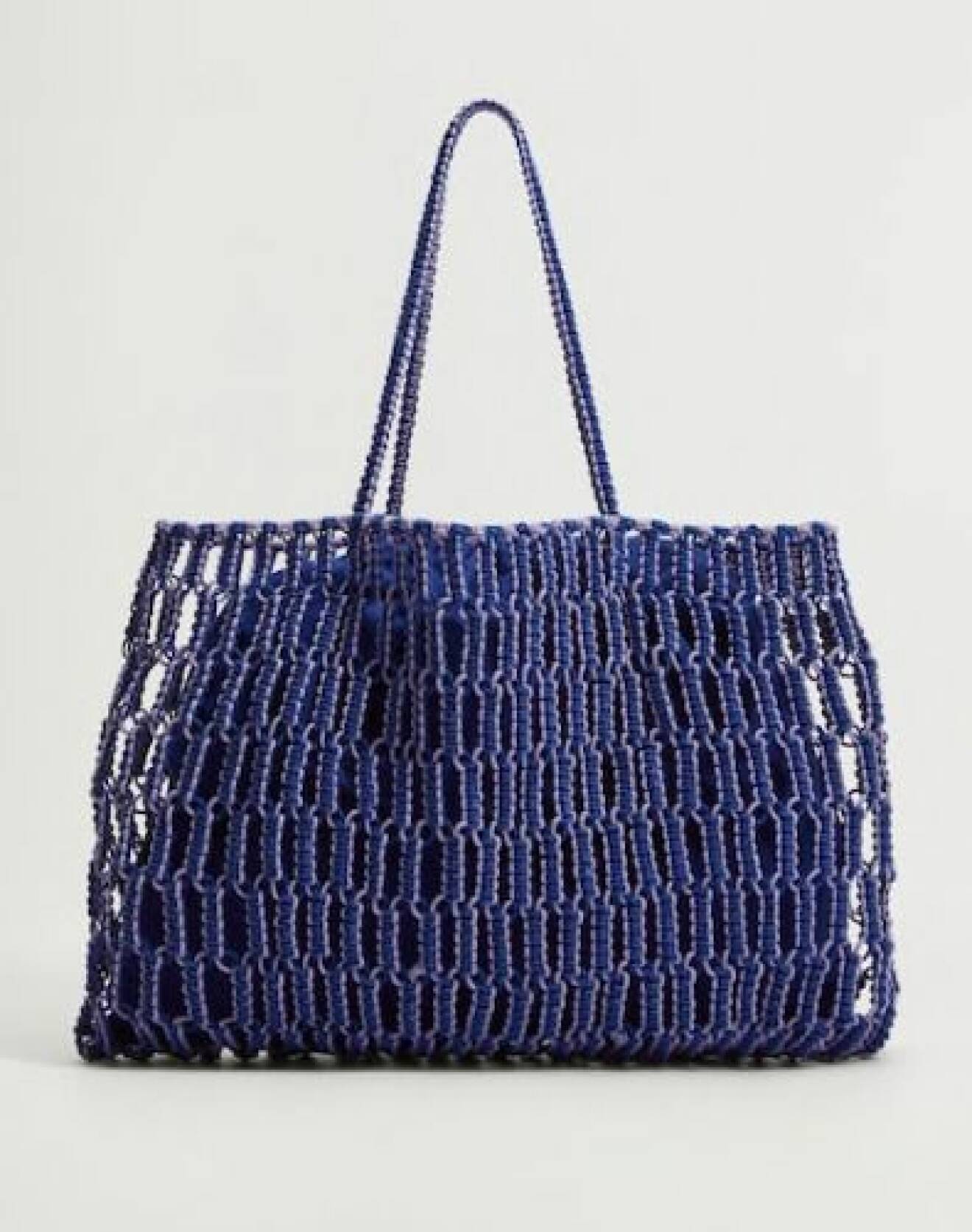 Oversizad mörkblå väska med hål i och innerväska. Väska från Mango.