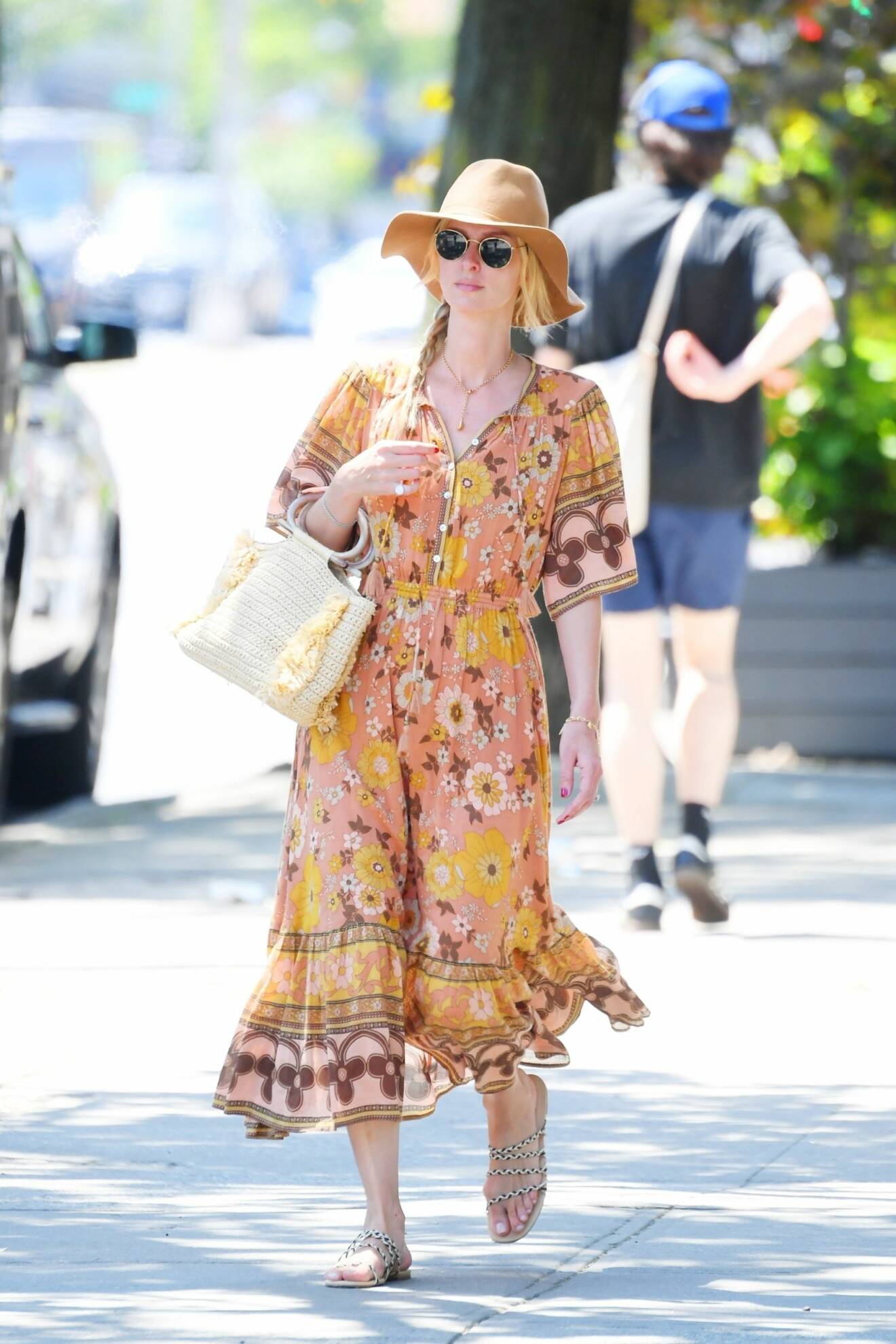 Nicky Hilton i blommig klänning och hatt och virkad väska.