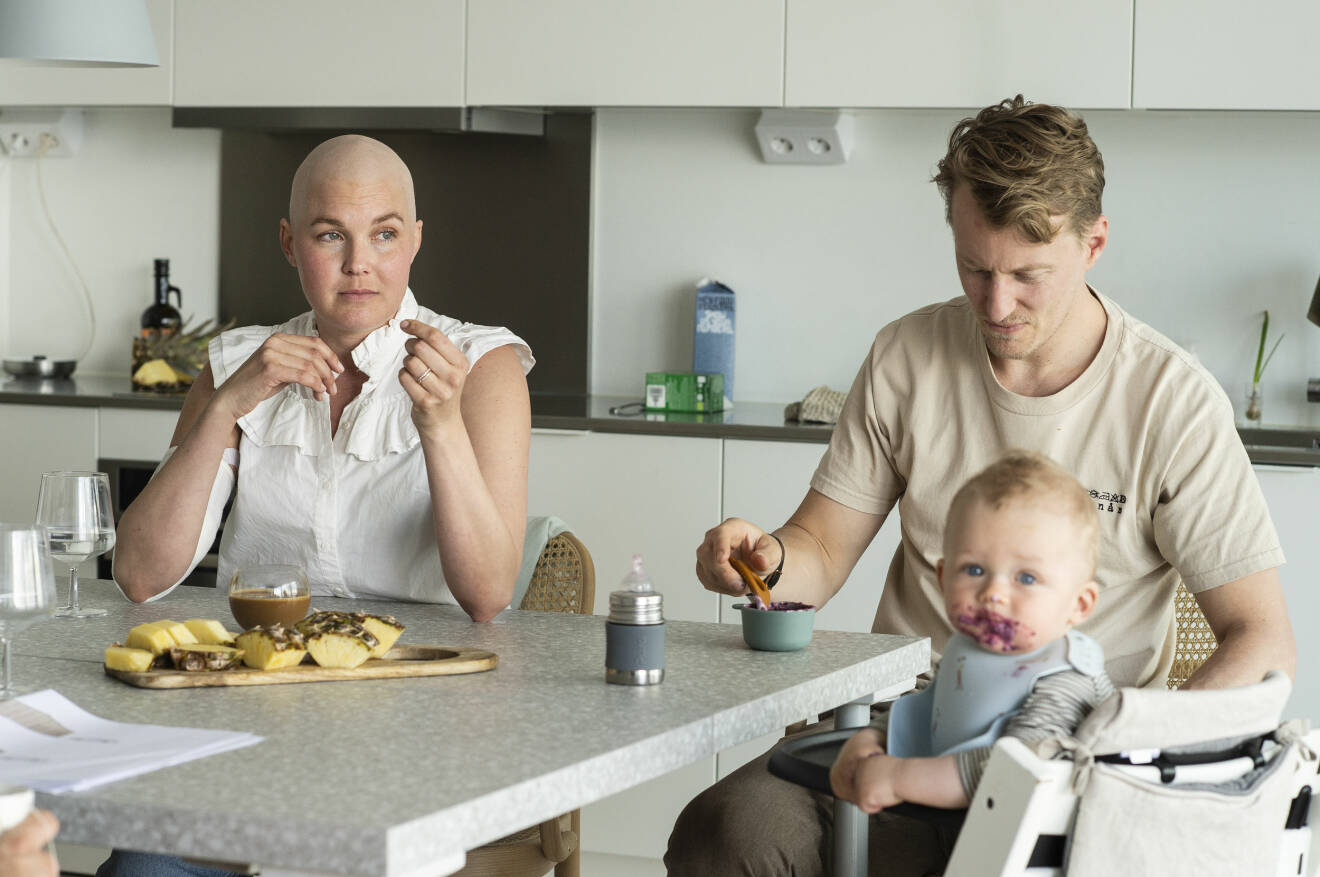 Matilda med fästmannen Oscar Sundh och deras son Nikolai hemma i köket.