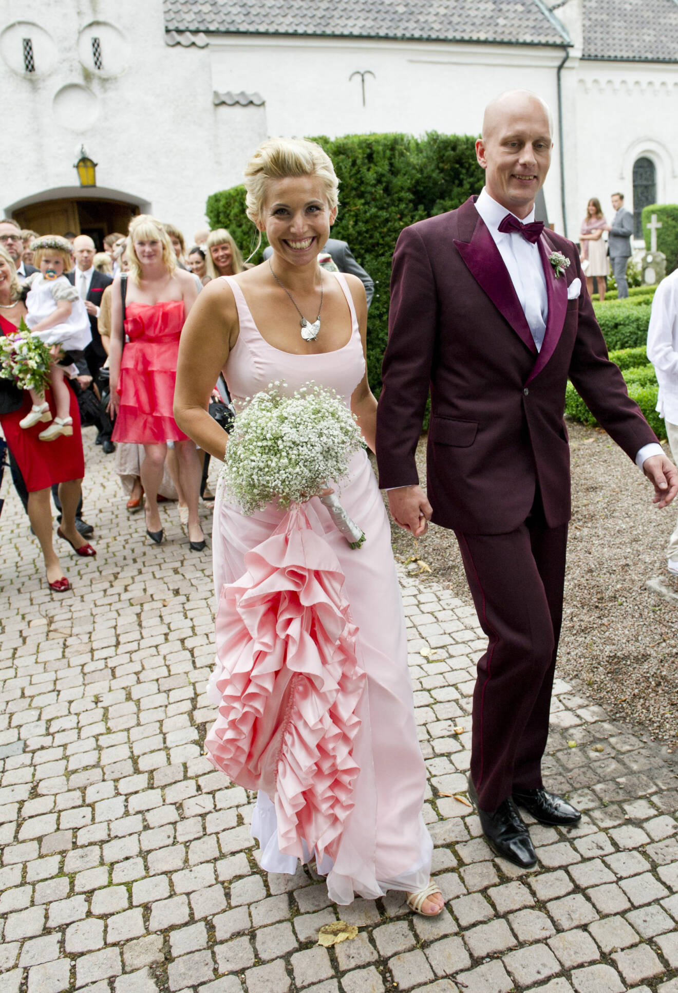 Tina Nordström gifter sig med Martin Holmqvist i Glumslövs kyrka.