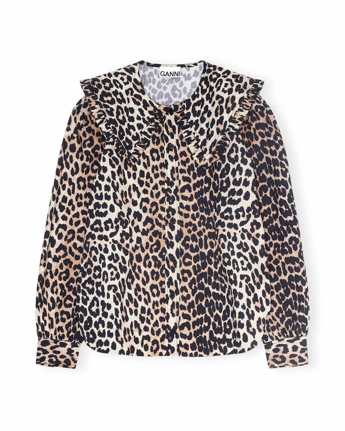 Skjorta med leopardmönster. Oversizad krage med volangdetalj på. Skjorta från Ganni/Wakakuu.com