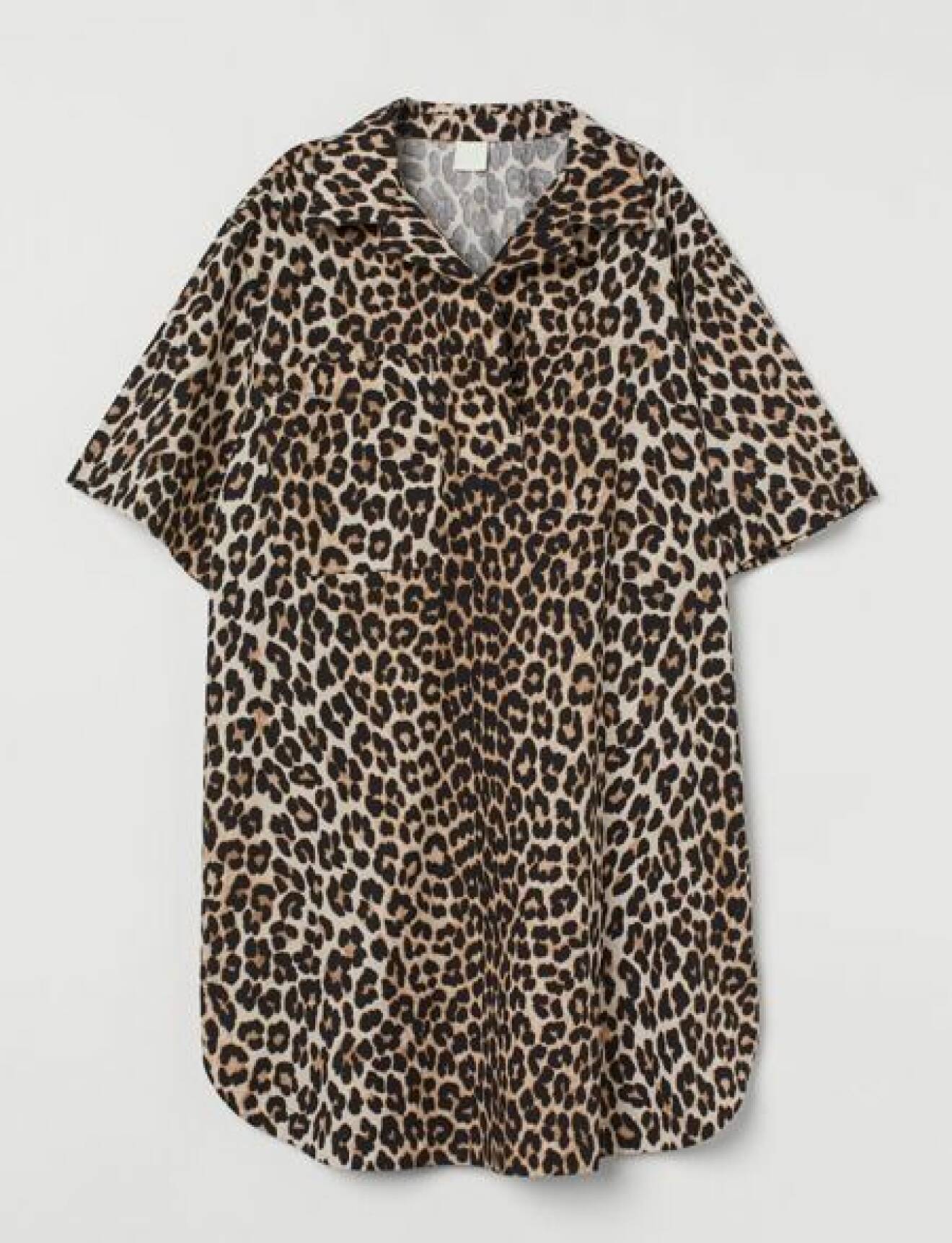 Oversizad skjortklänning med leopardmönster. Skjortklänning från H&amp;M.