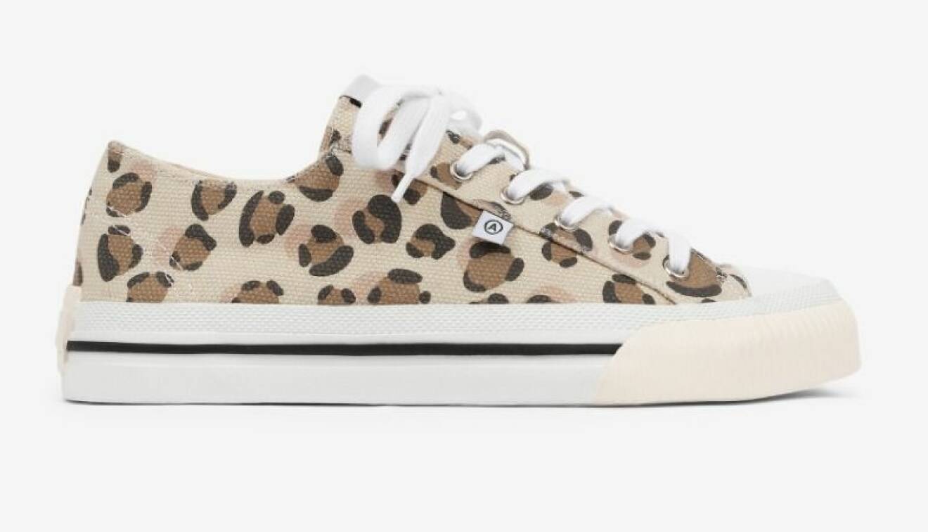 Leopardmönstrade sneakers med vit sula och snörning. Sneakers från Axel Arigato.