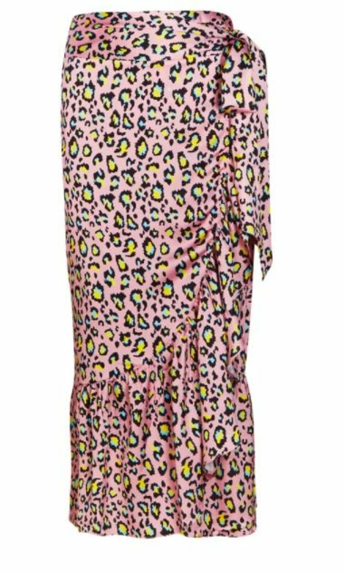 Leopardmönstrad maxikjol med knyt i midjan. Kjolen är ljusrosa med fläckar i svart, gult och mintgrönt. Kjol från Never fully dressed.