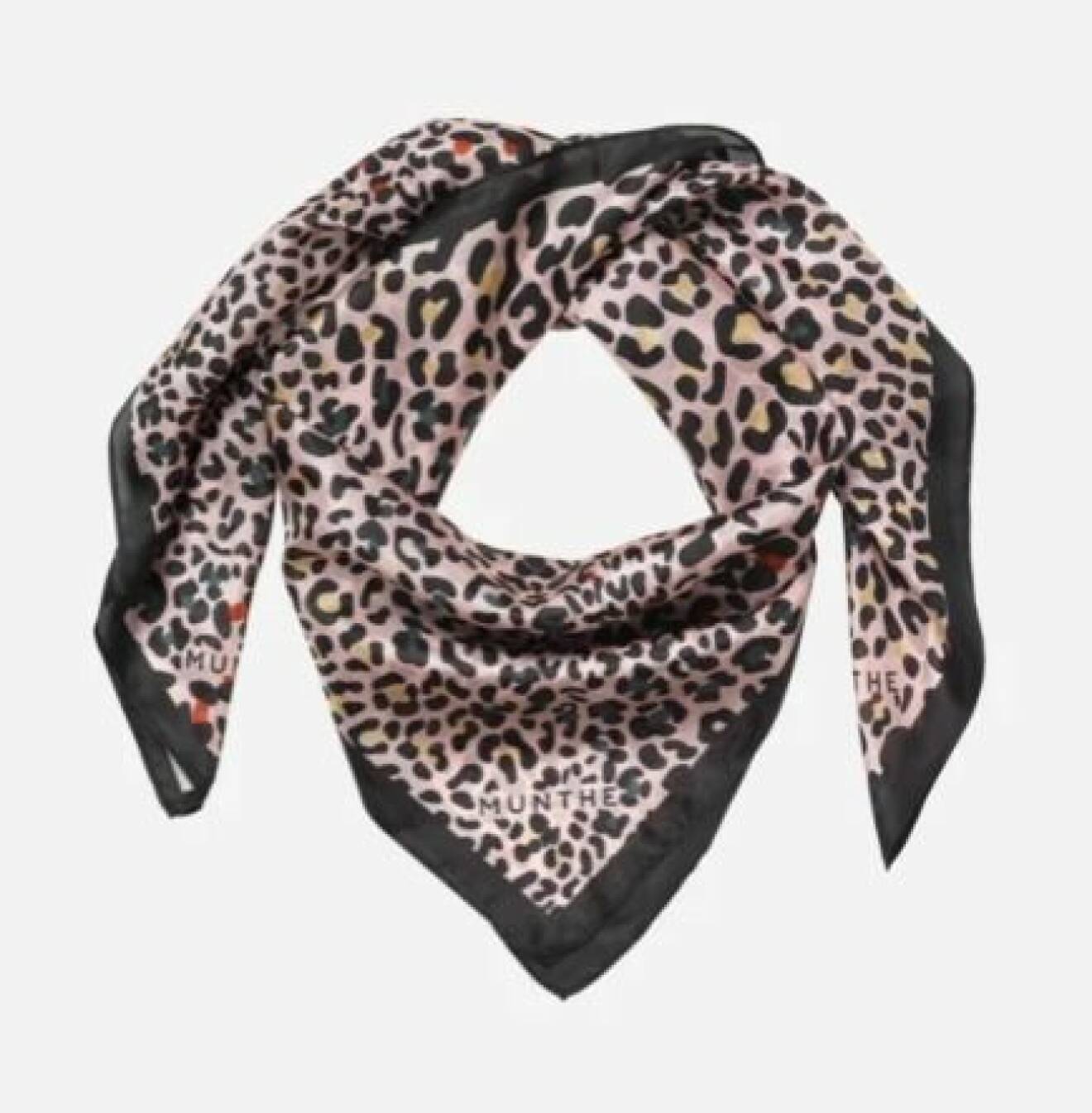 Leopardmönstrad scarf med svarta kanter. Scarf från Munthe.