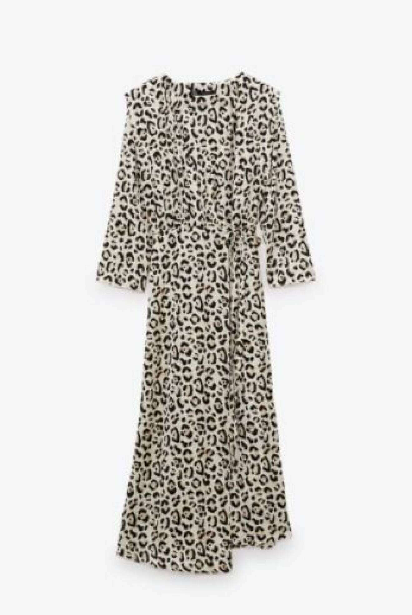 Leopardmönstrad maxiklänning med rundad hals, långa ärmar och knytdetalj i midjan. Klänning från Zara.