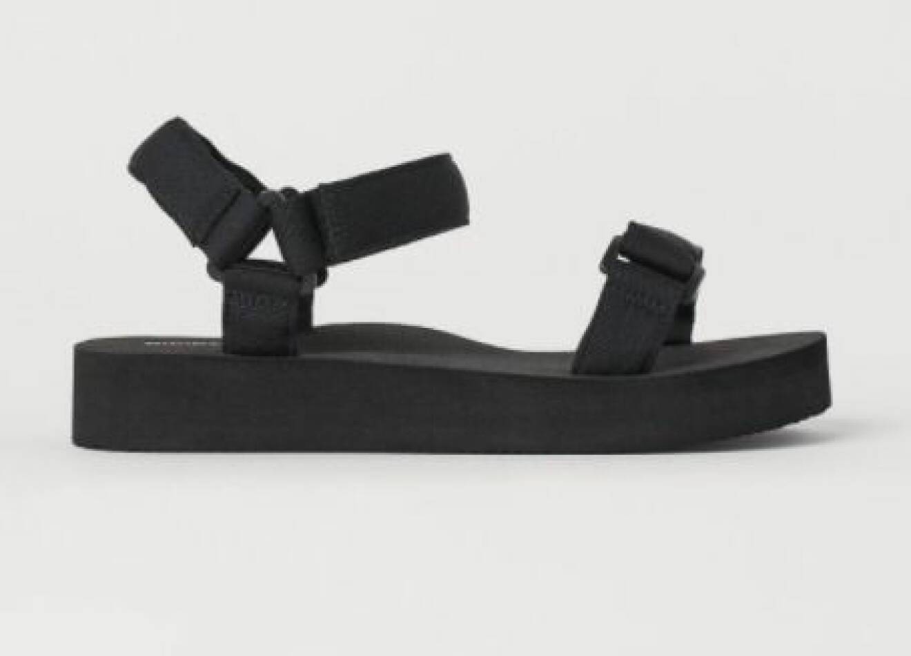 Svarta sandaler med kardborreband. Sandaler från H&amp;M.