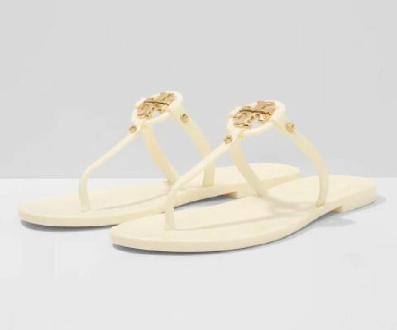 Minimalistiska sandaletter i flip-flop-modell med guldfärgad detalj. Flip-flops från Tory Burch.