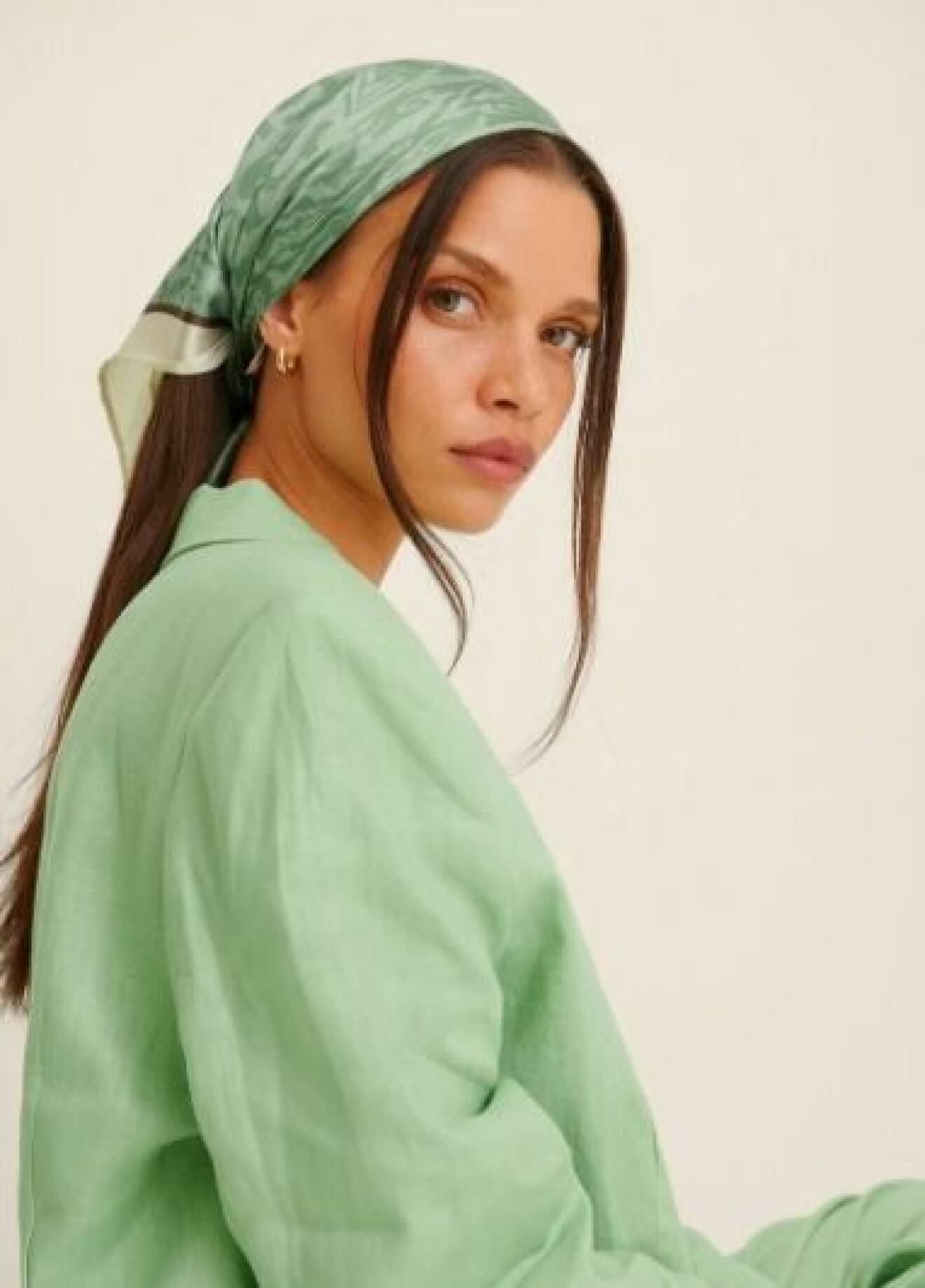 Bild på modell med grön scarf i håret. Scarf från Nakd.