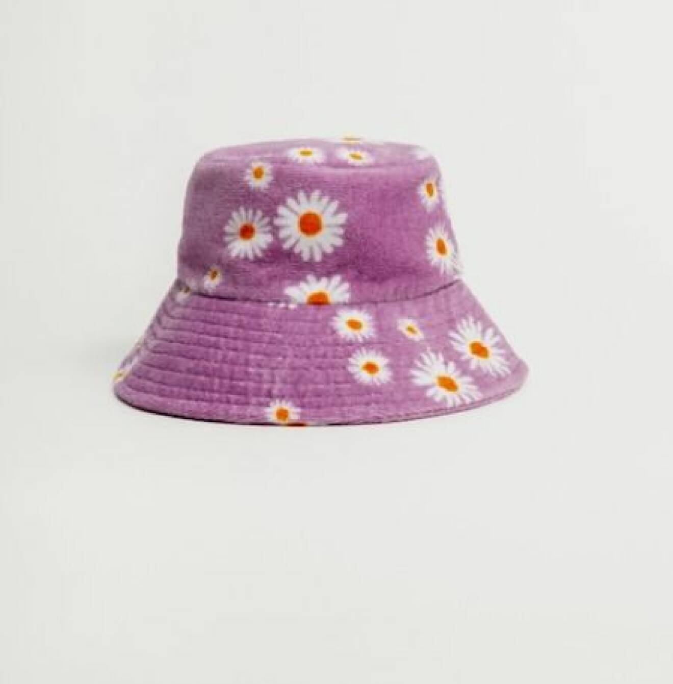 Lila frotte hatt i bucket hat modell med prästkragar på. Från Mango.