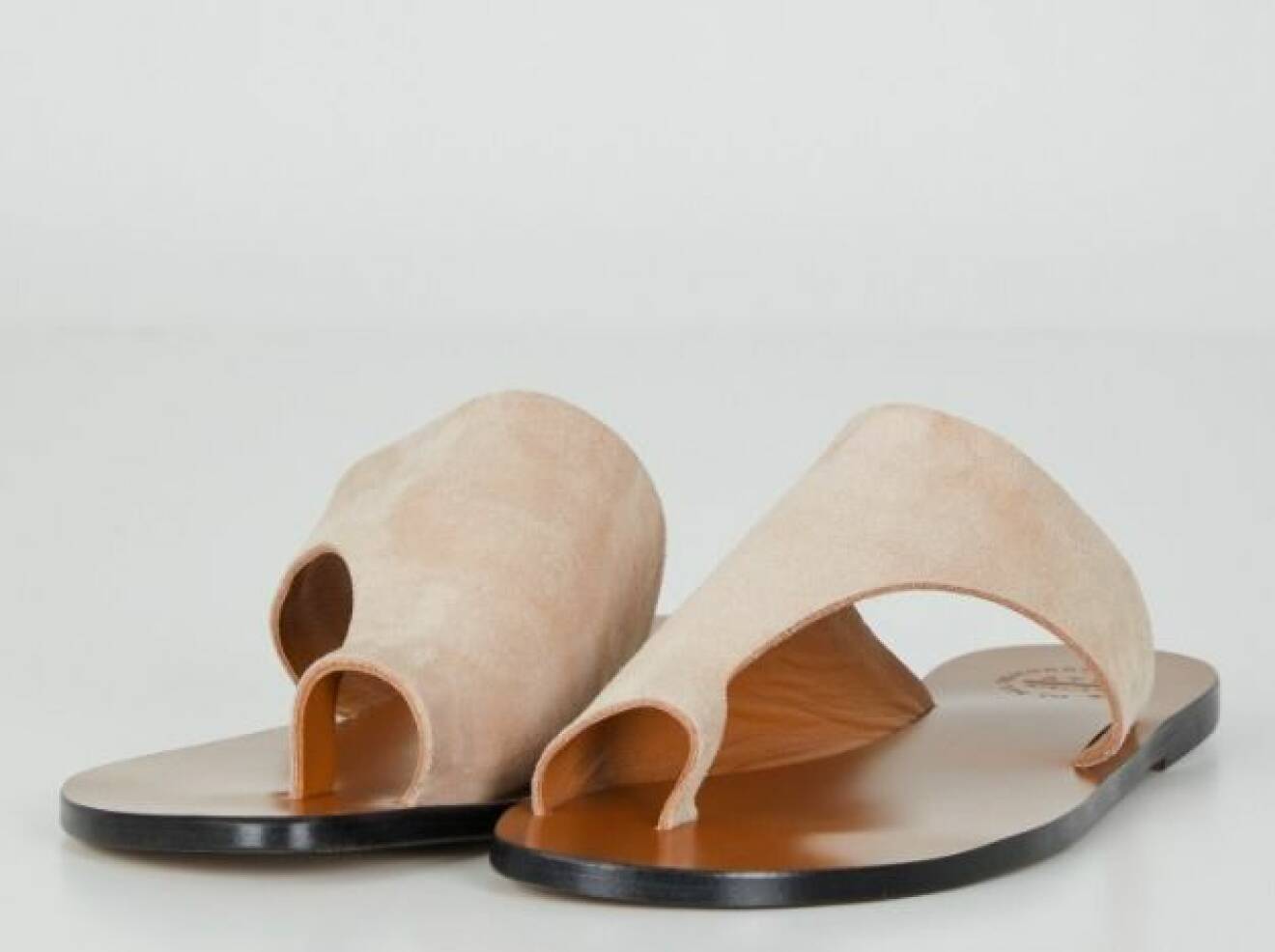 Ljusrosa, platta sandaler i mocka. Sandaler från Atp Atelier.