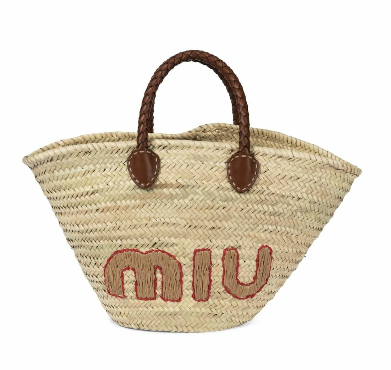Stråväska med handtag i brunt skinn och broderad logga. Väska från Miu Miu.