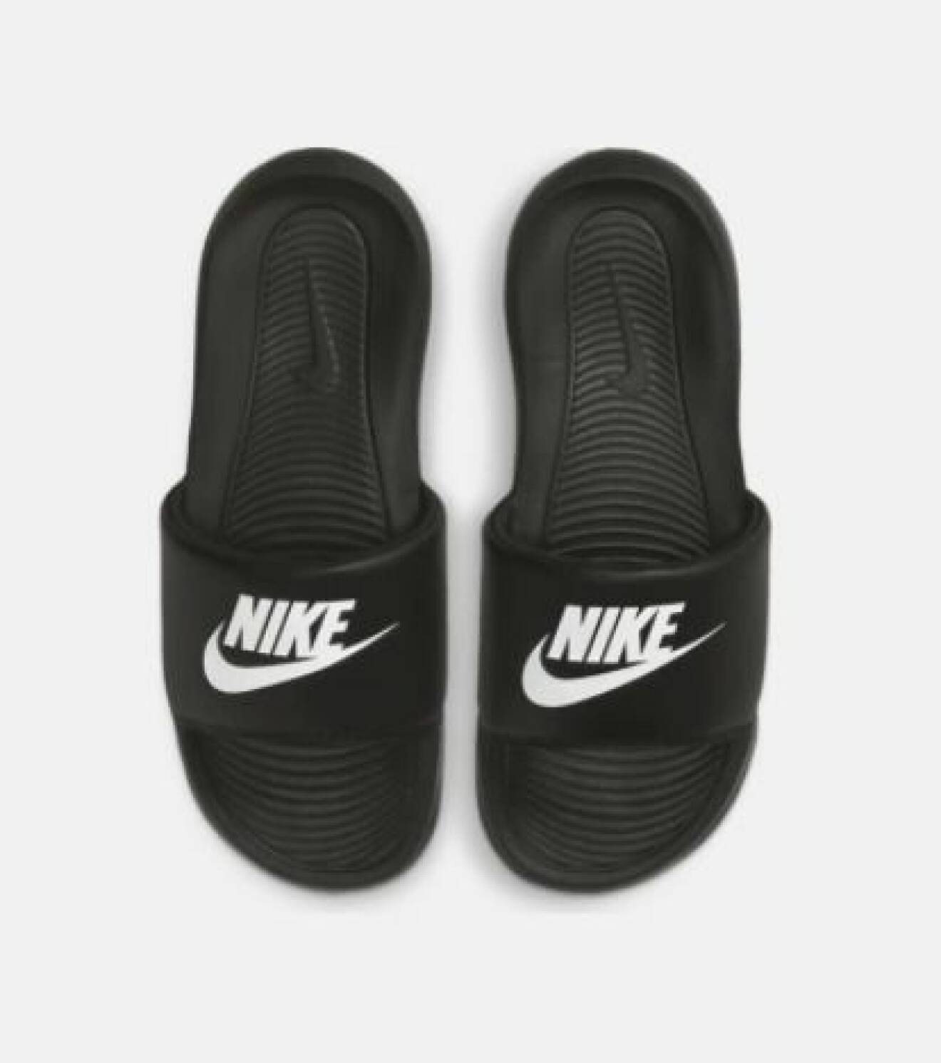 Svarta badtofflor med logga. Badtofflor från Nike.