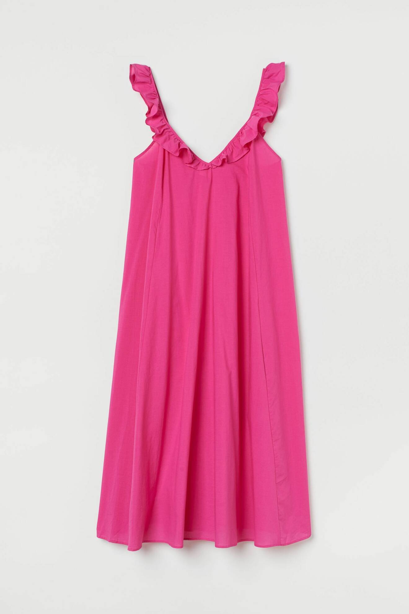 Ceriserosa klänning i midilängd och vid modell. Volangdetalj på axelbanden. Klänning från H&amp;M.