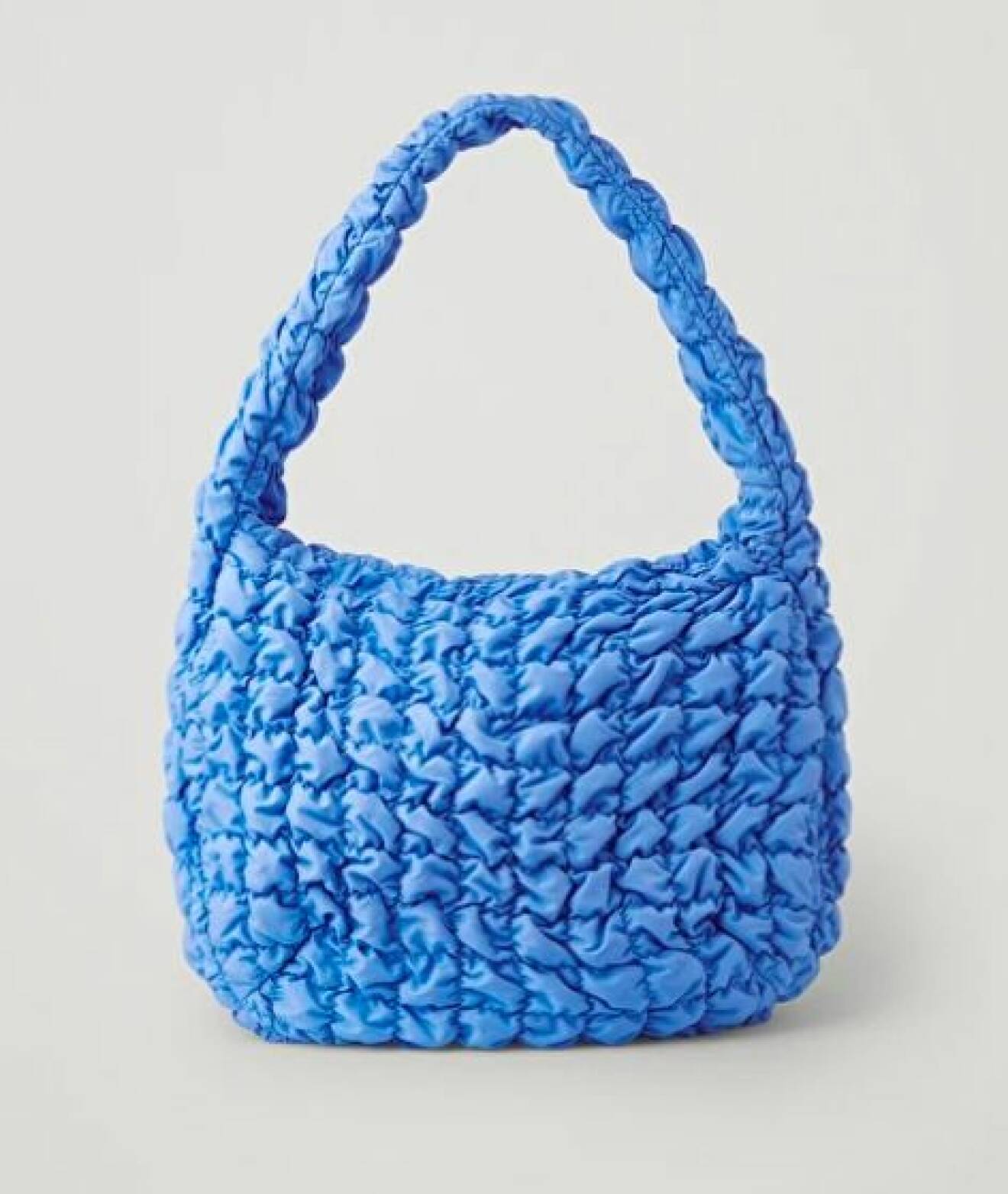 Klarblå handväska i quiltat, bubbligt tyg. Oversizad väska från Cos.