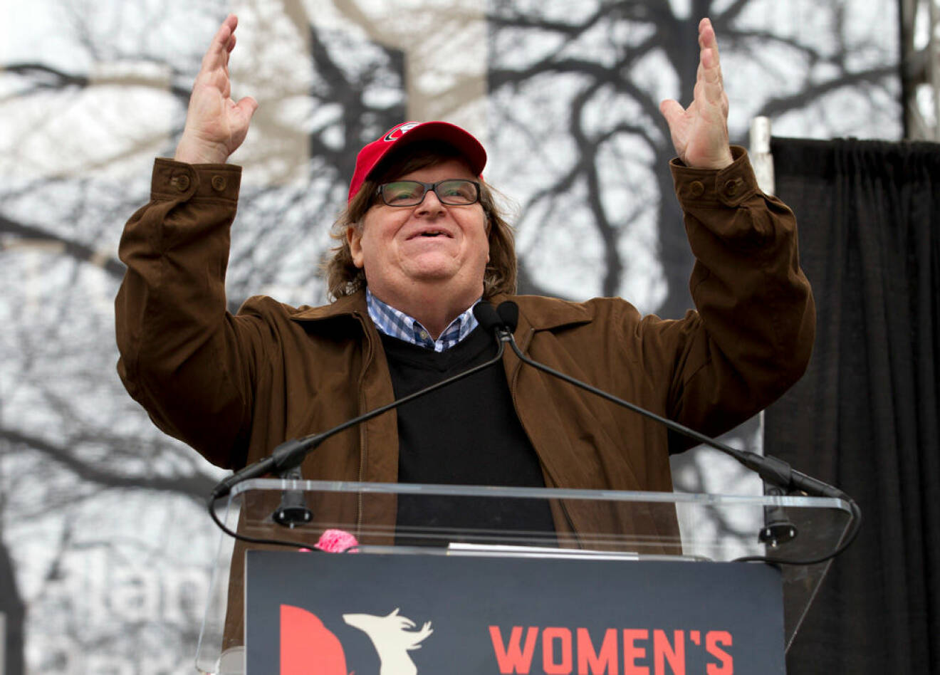 Michael Moore talar vid Womens March.