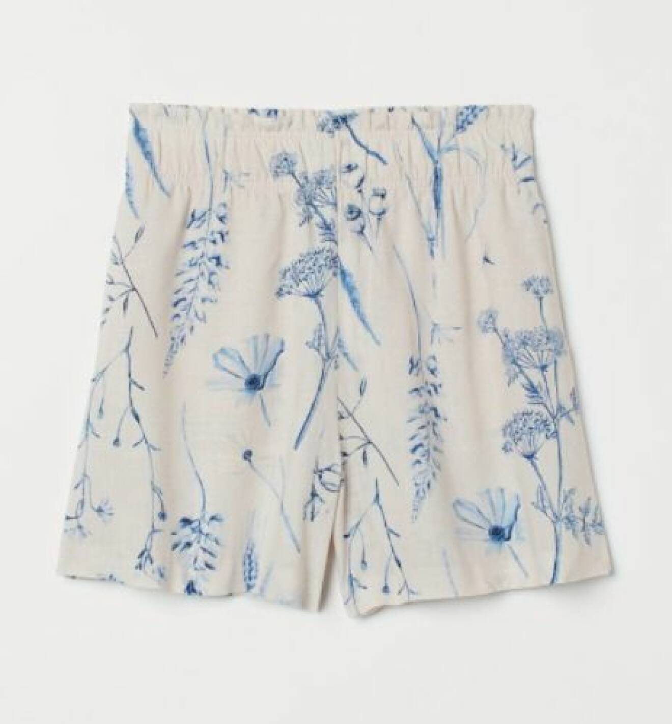 Shorts i vitt med blå blommönster på. Short från H&amp;M.