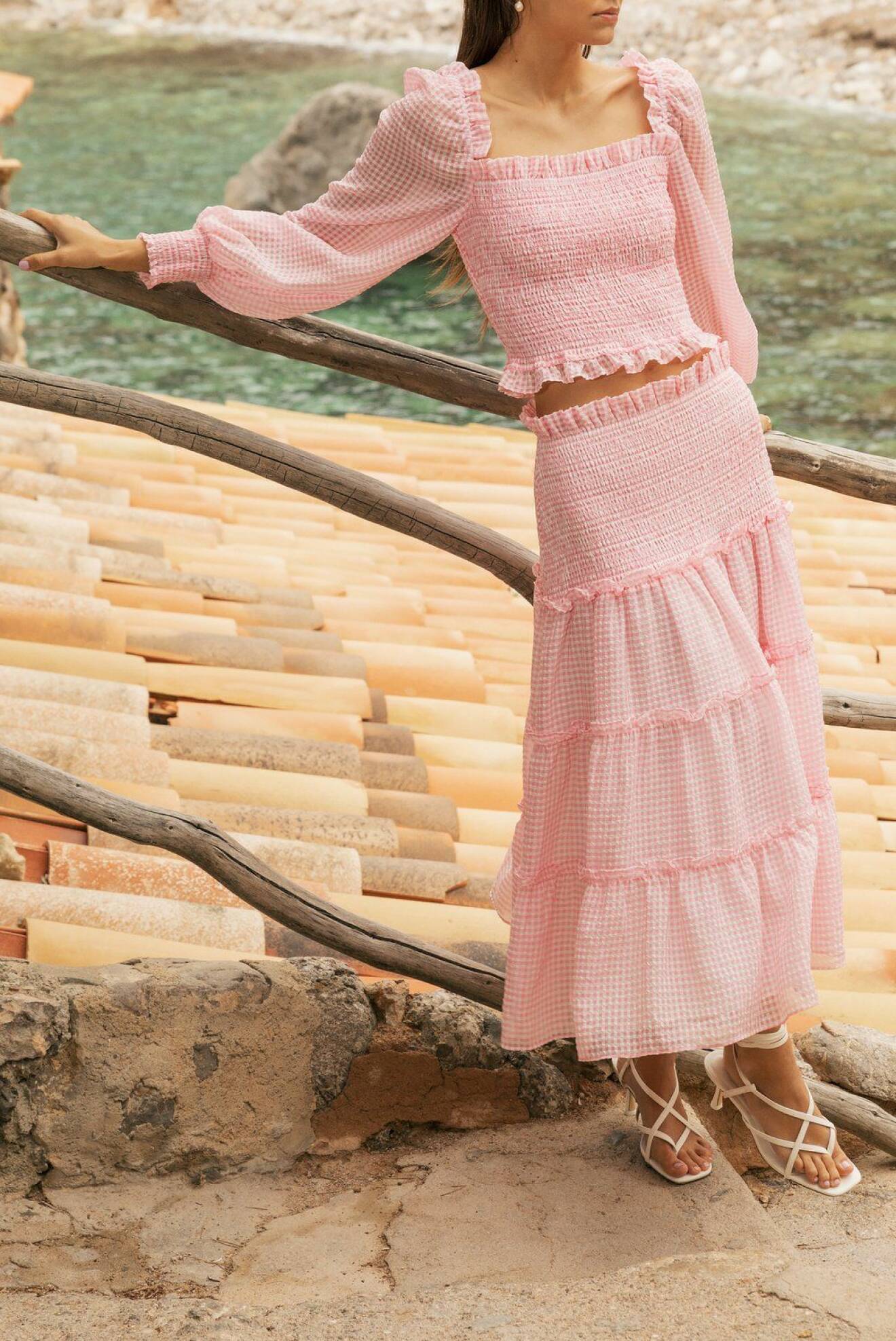 Topp och maxikjol i ginghammönster i rosa och vitt. Rutigt set från By Malina.