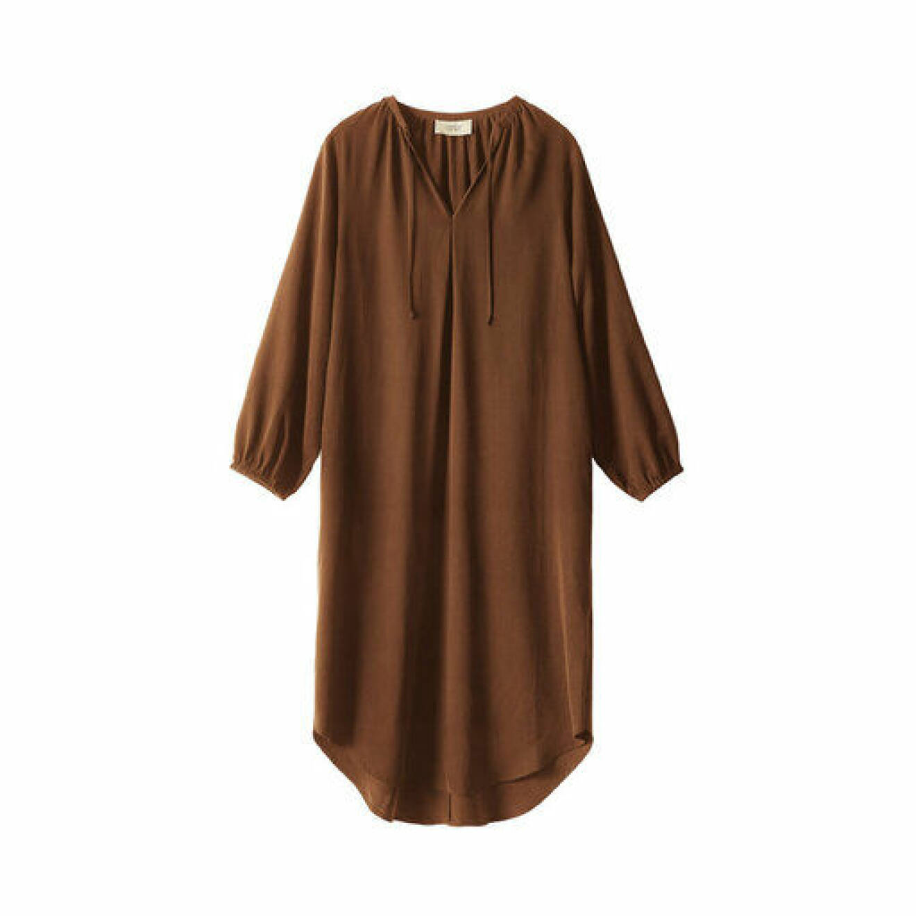 Mörkbrun kaftan klänning i vid modell med långa ärmar och knytdetalj vid halsen. Kaftan från A part of the art.