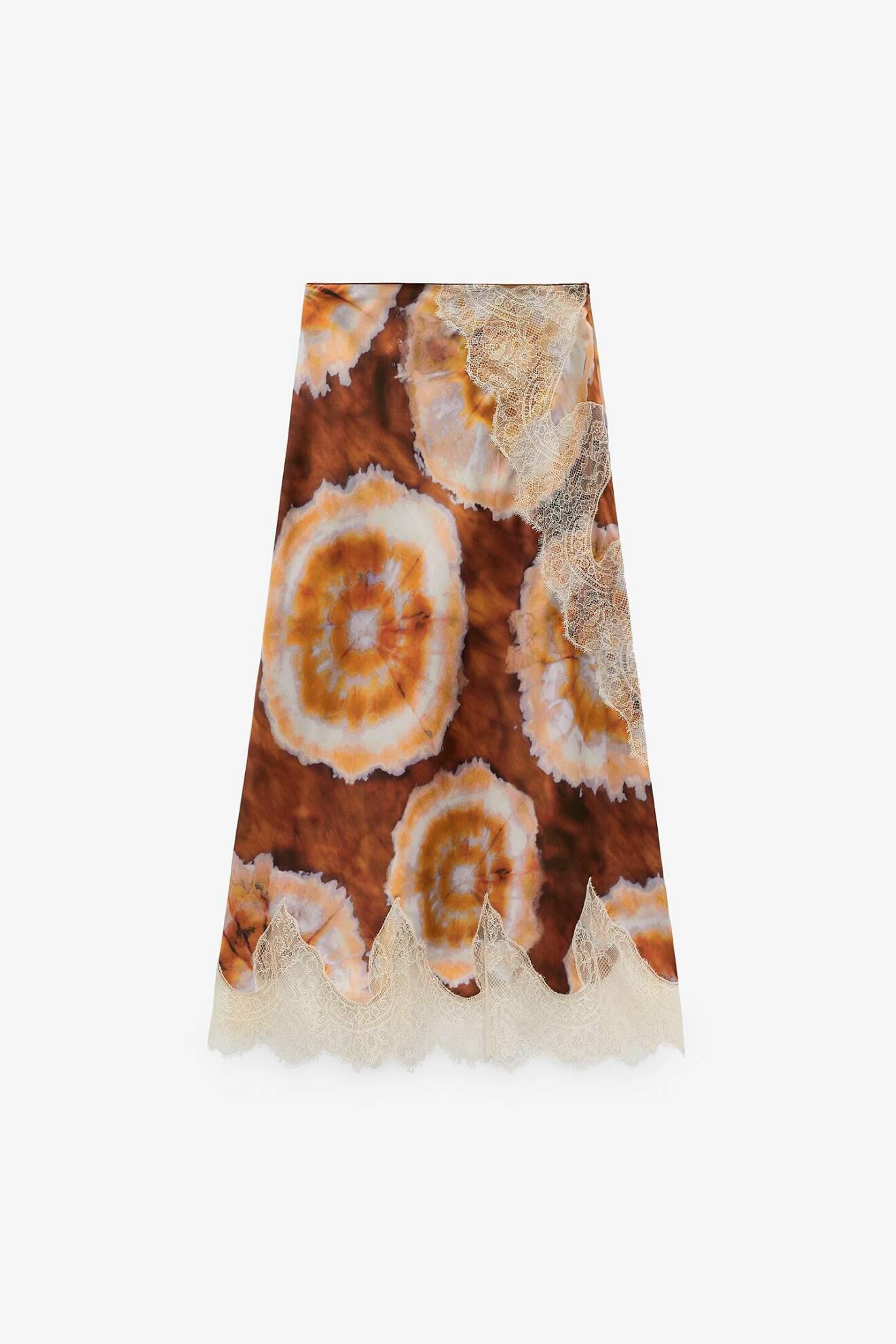 Midikjol med batikmönster i bruna nyanser och spetsdetaljer. Kjol från Zara.