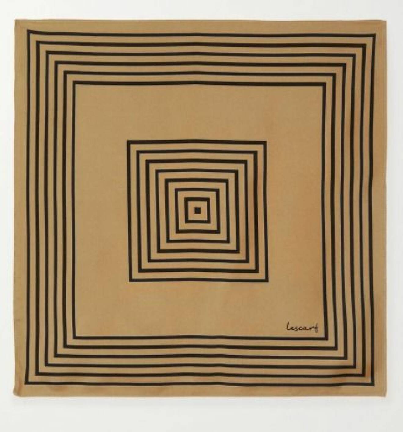 Scarf i brunt med svarta fyrkanter som bildar ett symmetriskt mönster. Scarf från Le scarf.