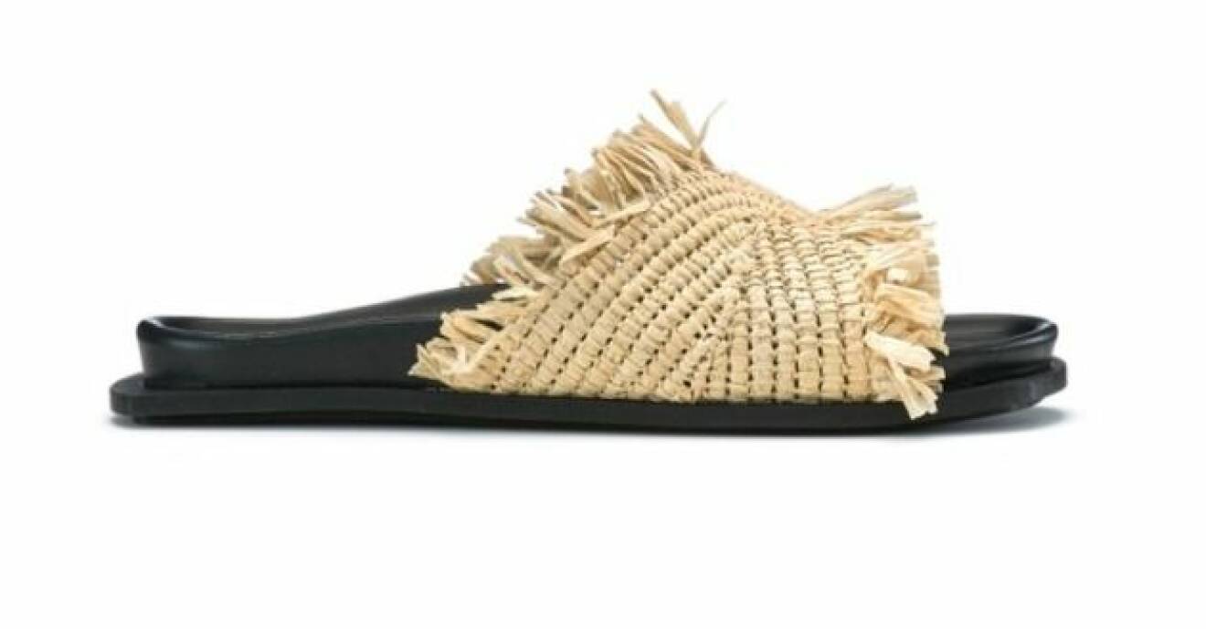 Platta sandaler med bast i ljusbrunt. Svart sula. Sandaler från Inuikii.