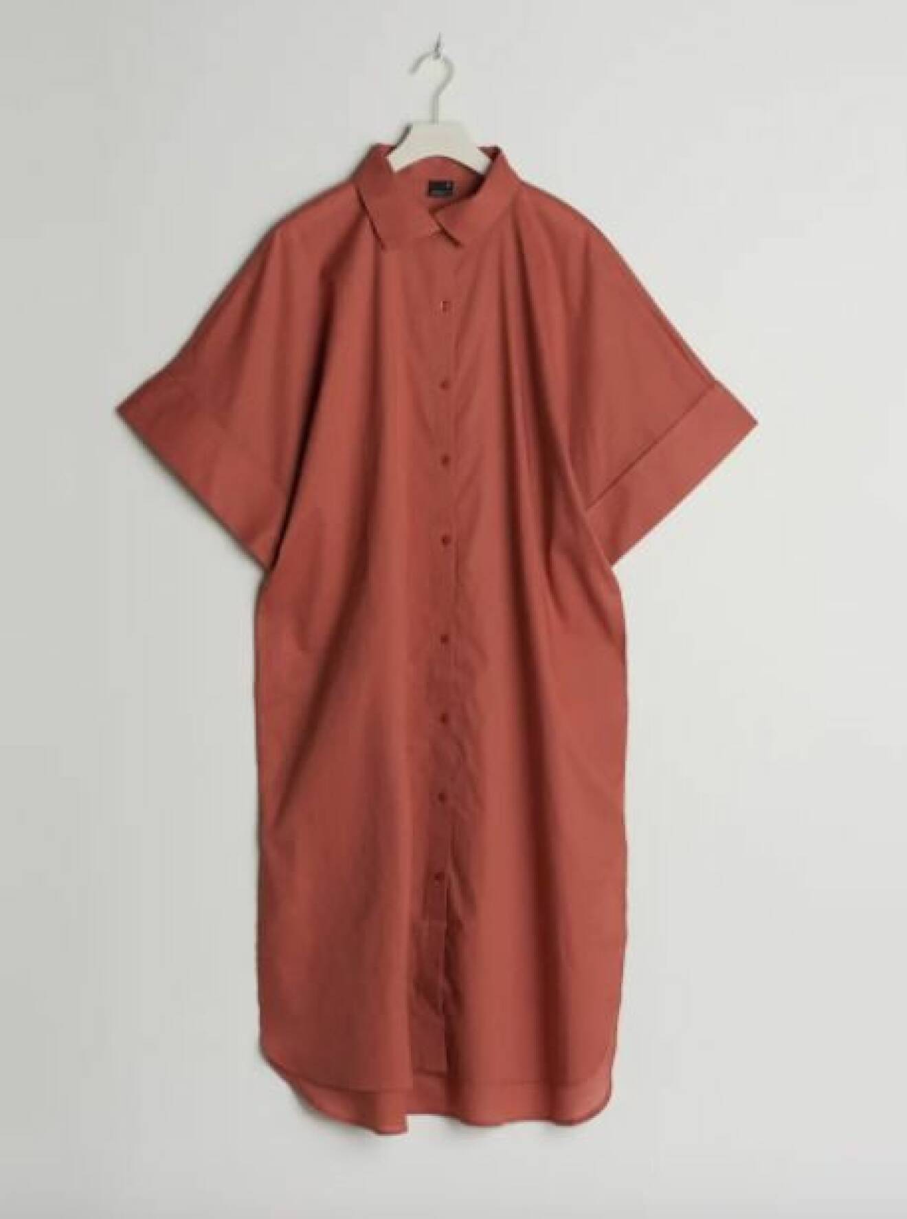Rostfärgad skjortklänning i lång modell med korta, vida ärmar. Skjortklänning från Gina tricot.