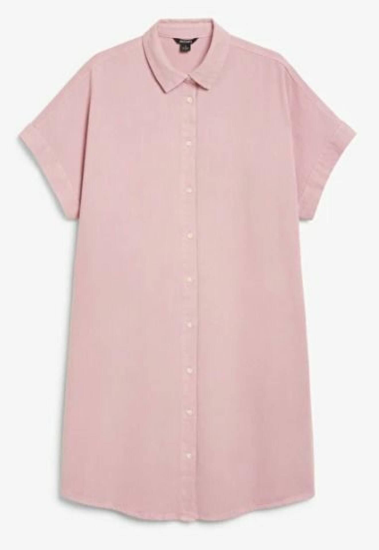 Ljusrosa skjortklänning med korta ärmar. Oversizad passform. Skjortklänning från Monki.