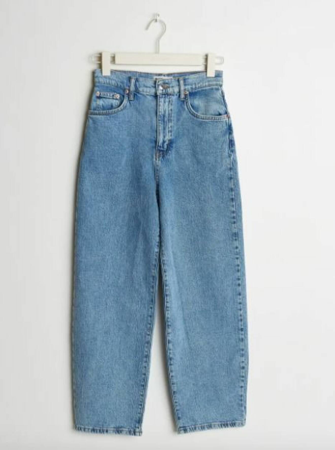 Jeans i mom-modell, croppade och lösa i passformen. Jeans från Gina tricot.