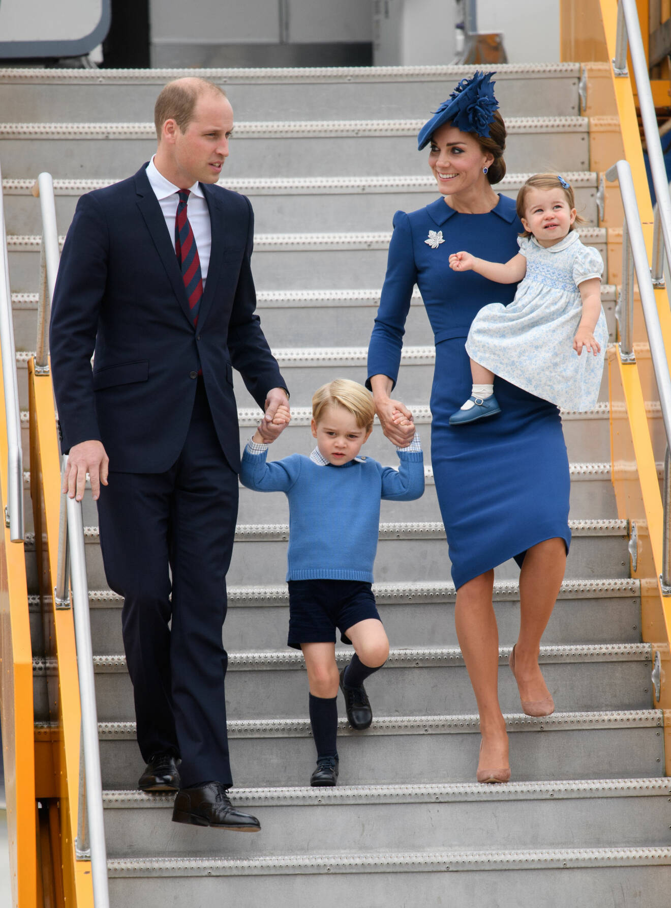 Prins George i shorts och knästrumpor. Fotograferad tillsammans med sin mamma Kate, pappa William och lillasyster Charlotte.