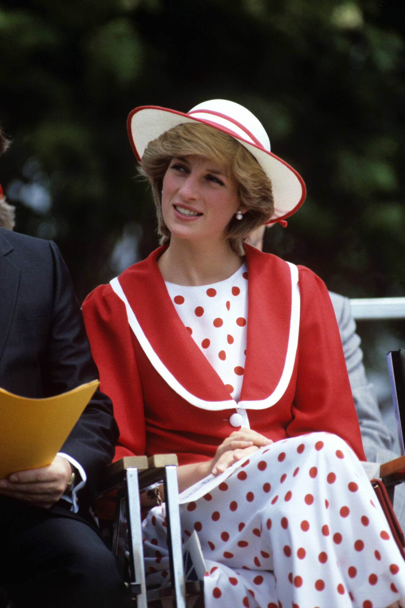 Prinsessan Diana i en röd och vit dräkt utan urringning.