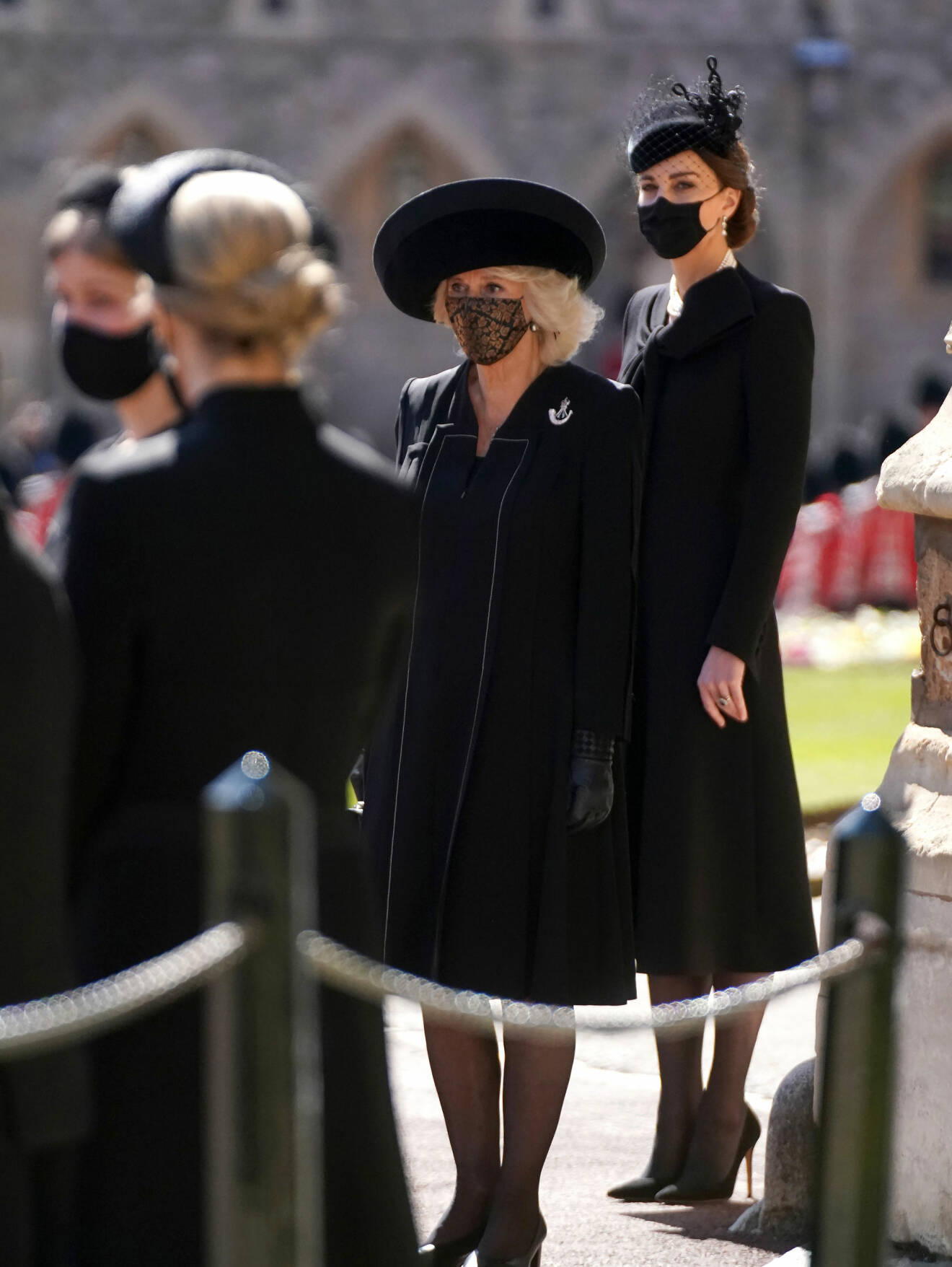 Camilla Parker Bowles i helsvart och munskydd på Prins Philips begravning.