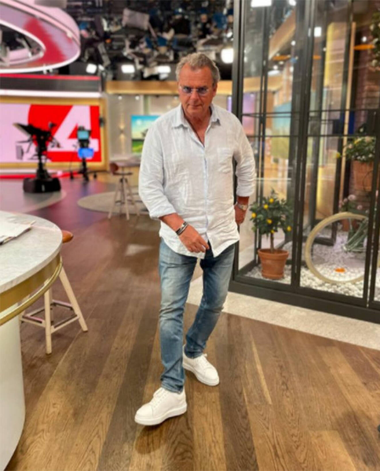 steffo törnquist i linneskjorta, jeans och vita sneakers