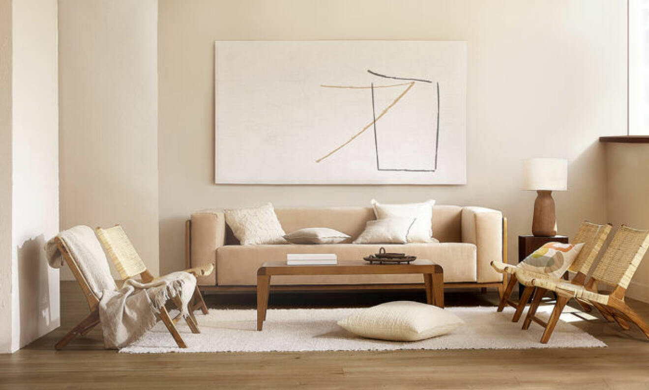 Naturnära nyanser och enkelhet präglas stylingen i Zara homes vardagsrum
