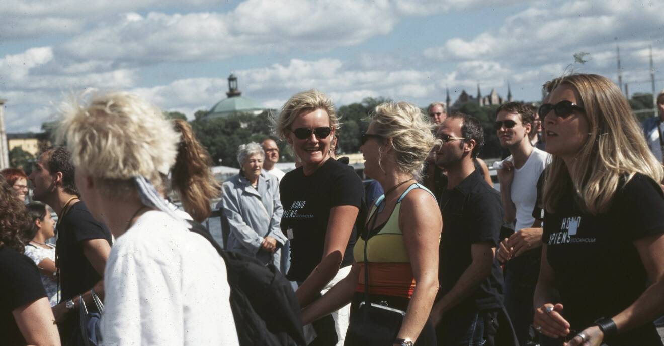Eva Dahlgren och Efva Attling hand i hand under Europride 1998