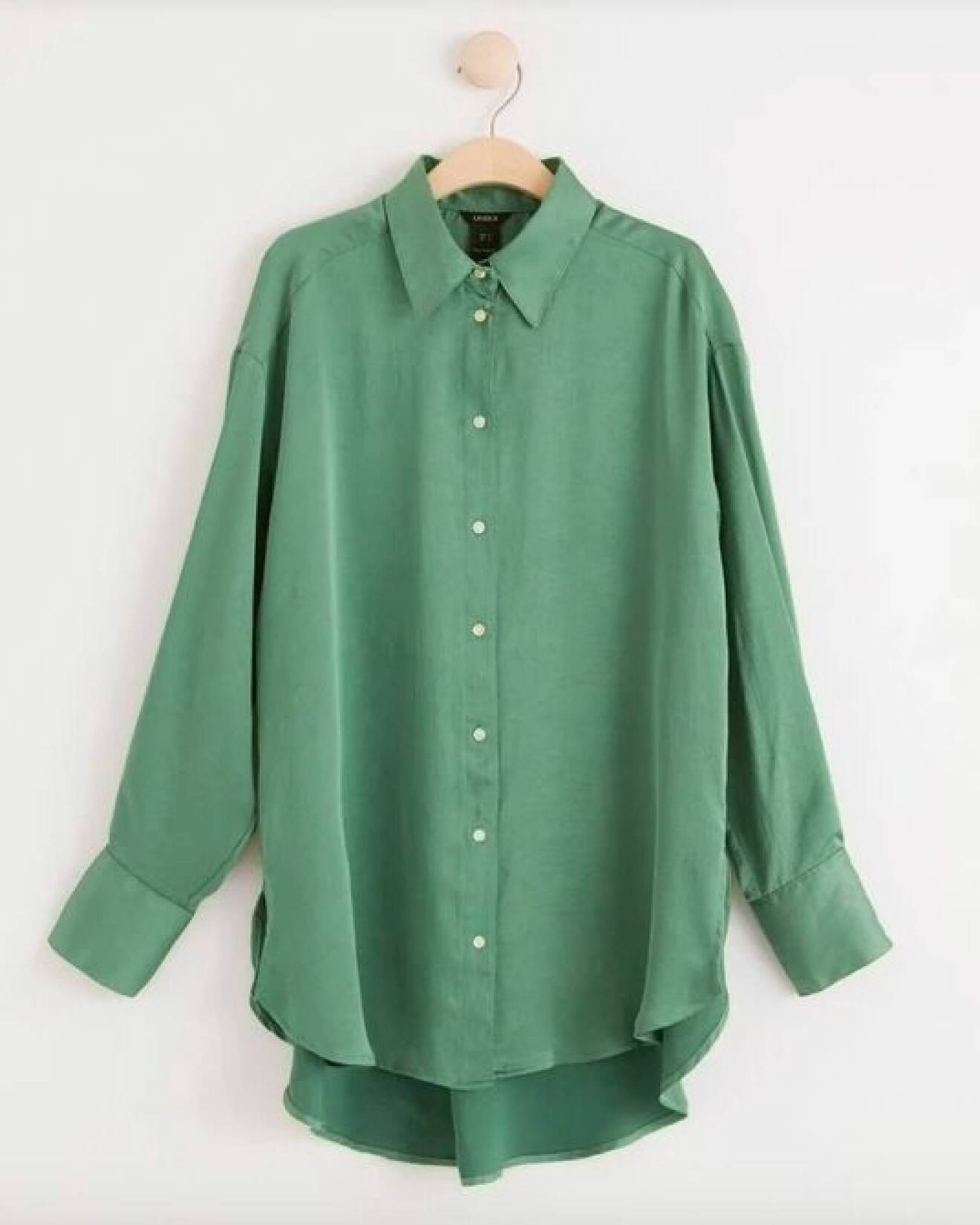Grön skjorta i silke från Lindex.